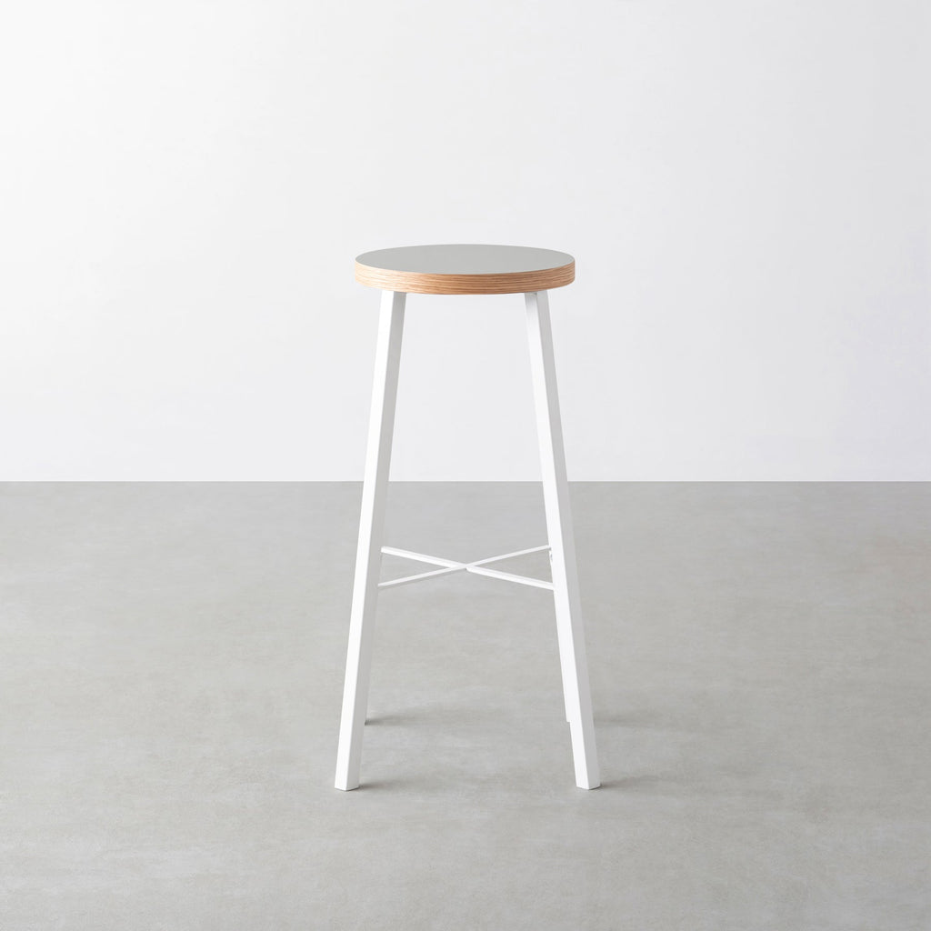 KanademonoのリノリウムPebble Round座面とホワイトのSlant_Bar脚を合わせたシンプルモダンなHighスツール3