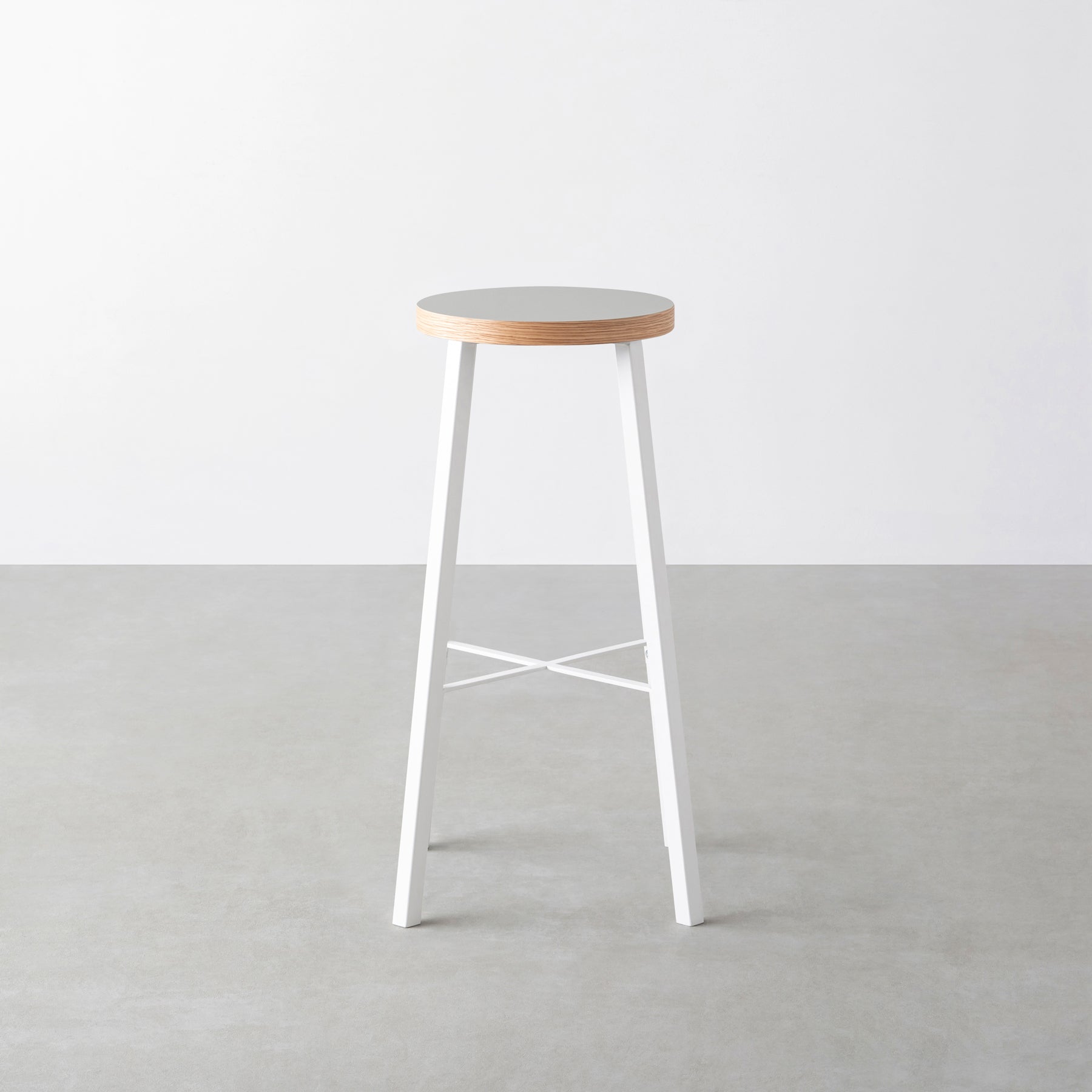 KanademonoのリノリウムPebble Round座面とホワイトのSlant_Bar脚を合わせたシンプルモダンなHighスツール3