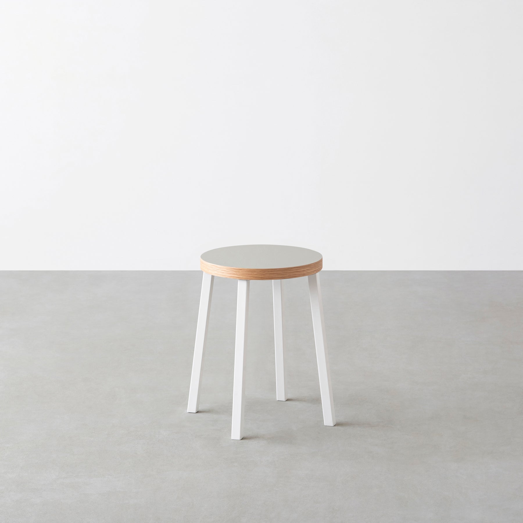 KanademonoのリノリウムPebble Round座面とホワイトのSlant Bar脚を合わせたシンプルモダンなスツール