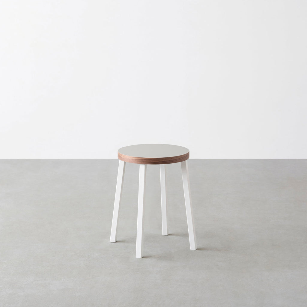 KanademonoのリノリウムPebble Round座面とホワイトのSlant Bar脚を合わせたシンプルモダンなスツール（木口ウォルナット）