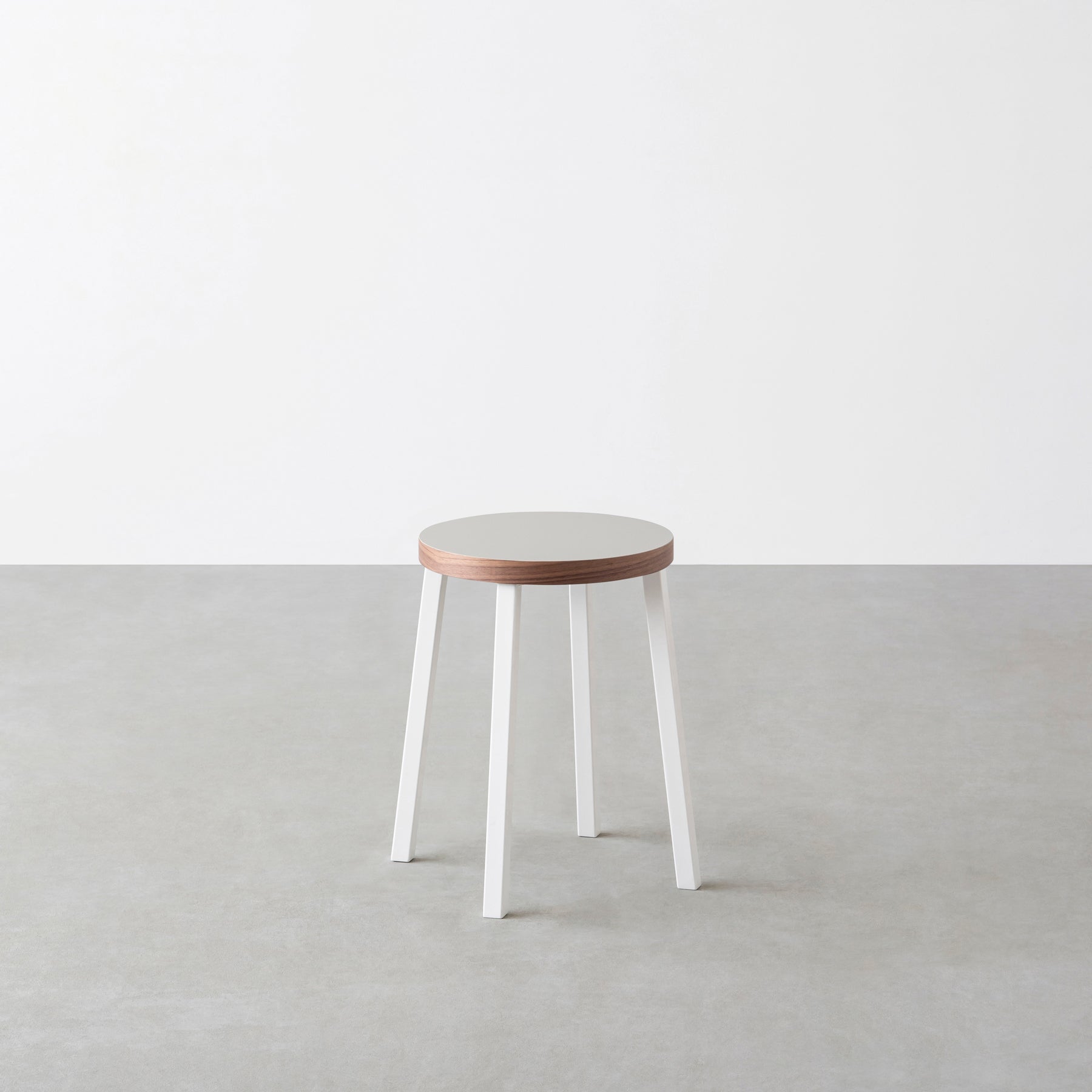 KanademonoのリノリウムPebble Round座面とホワイトのSlant Bar脚を合わせたシンプルモダンなスツール（木口ウォルナット）