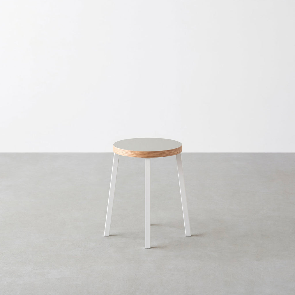 KanademonoのリノリウムPebble Round座面とホワイトのSlant Bar脚を合わせたシンプルモダンなスツール2