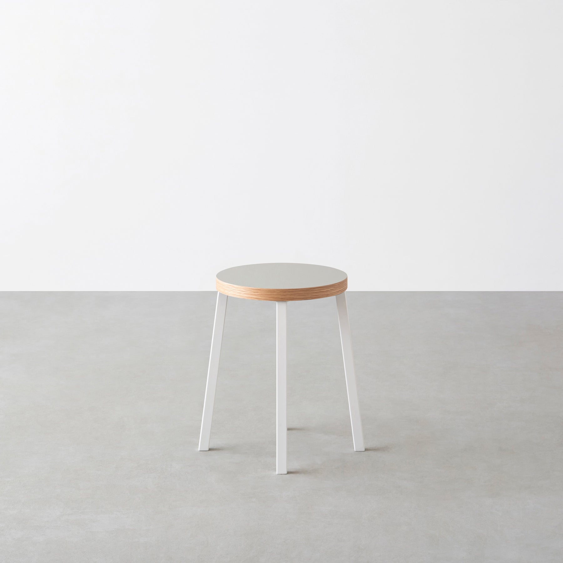 KanademonoのリノリウムPebble Round座面とホワイトのSlant Bar脚を合わせたシンプルモダンなスツール2