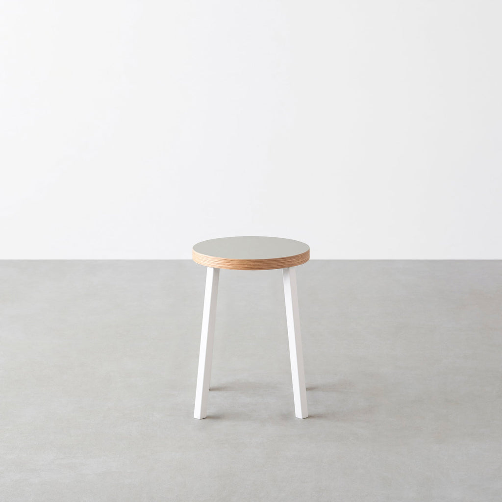 KanademonoのリノリウムPebble Round座面とホワイトのSlant Bar脚を合わせたシンプルモダンなスツール3