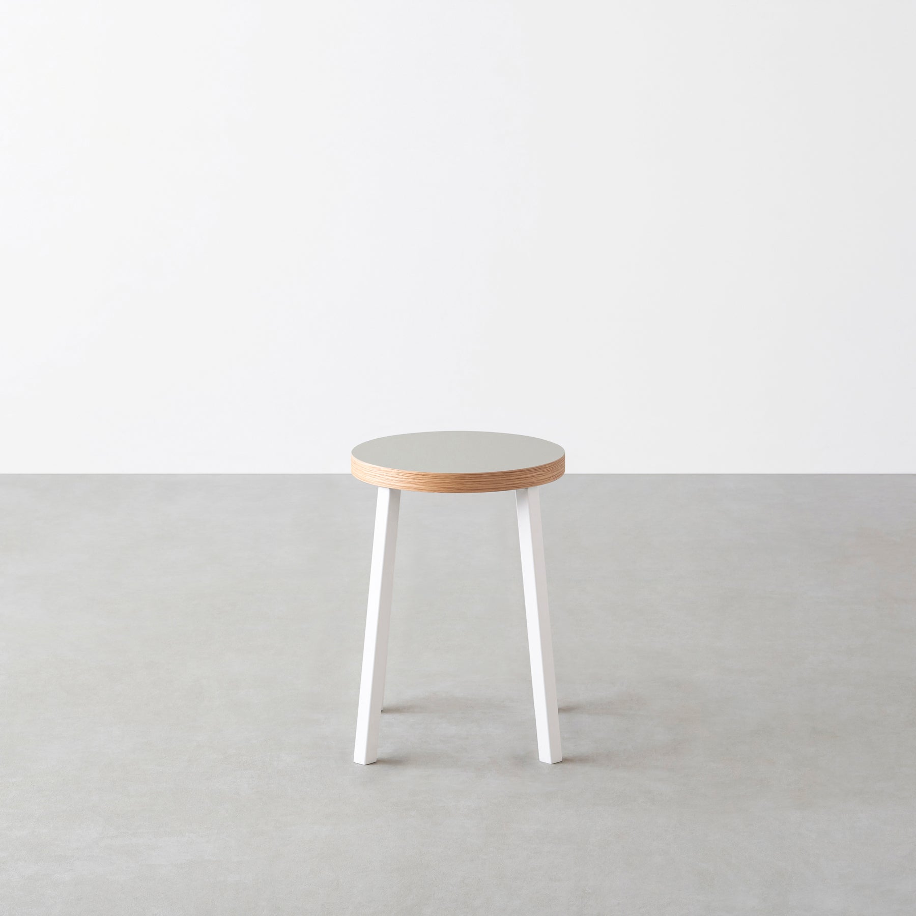 KanademonoのリノリウムPebble Round座面とホワイトのSlant Bar脚を合わせたシンプルモダンなスツール3