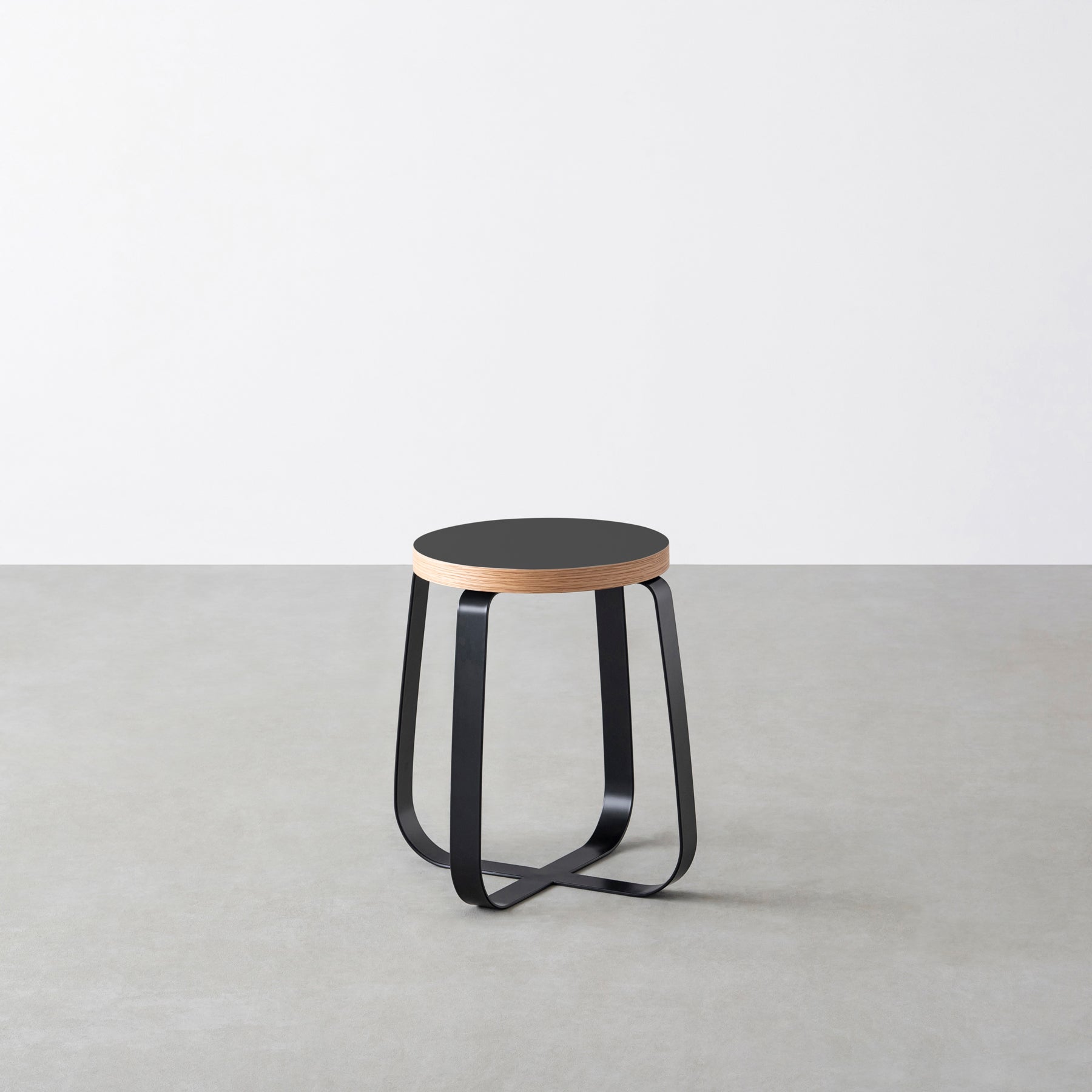 KanademonoのリノリウムCharcoal Round座面とブラックのCross Plate脚を合わせたシンプルモダンなスツール