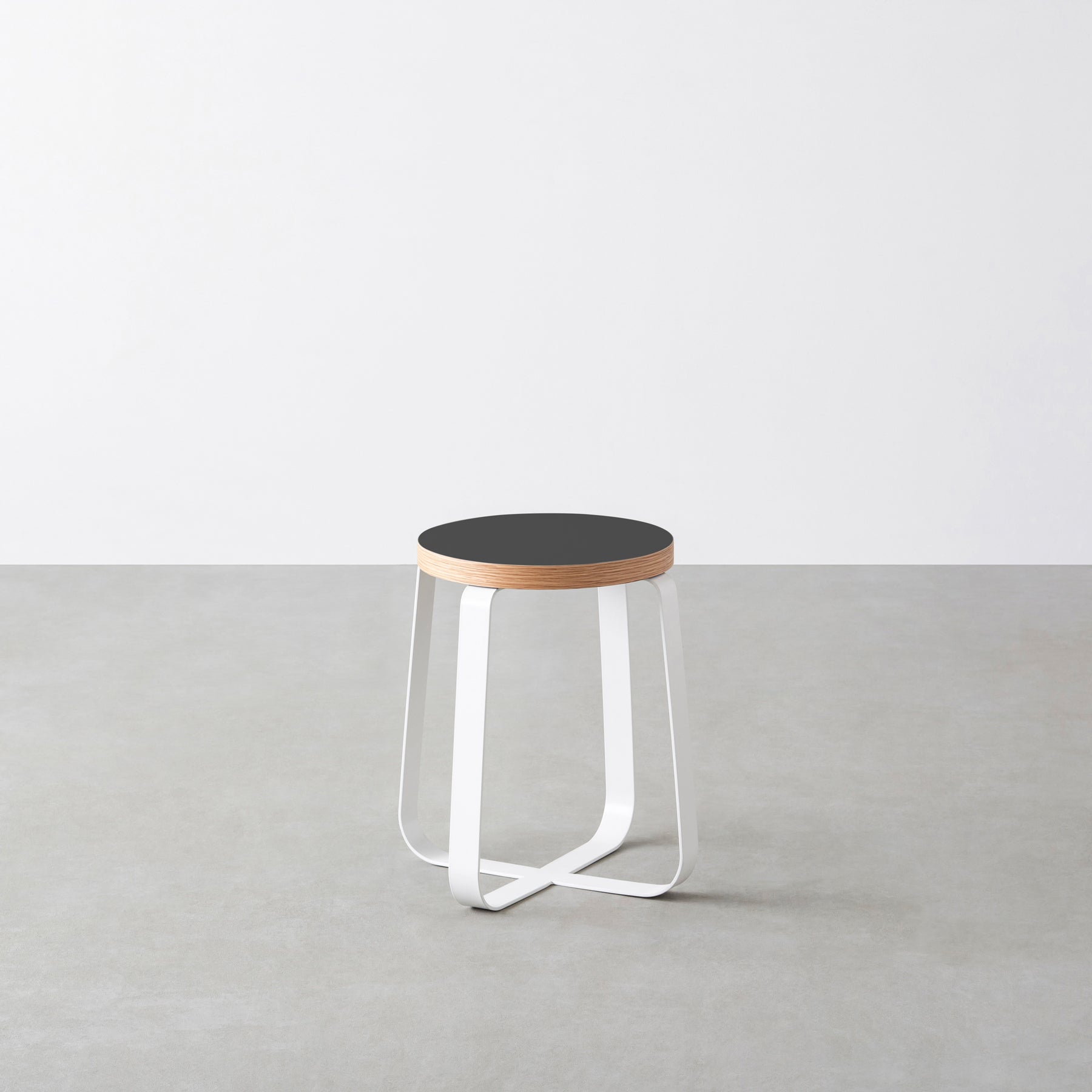 KanademonoのリノリウムCharcoal Round座面とホワイトのCross Plate脚を合わせたシンプルモダンなスツール