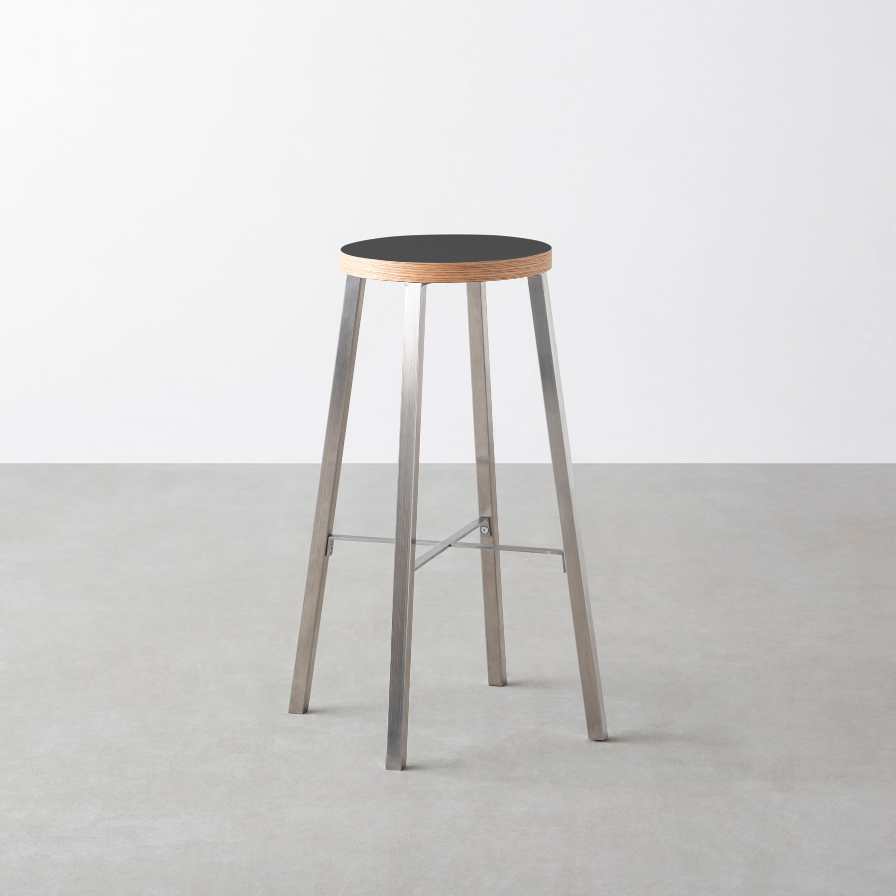 KanademonoのリノリウムCharcoal Round座面とステンレスのSlant_Bar脚を合わせたシンプルモダンなHighスツール