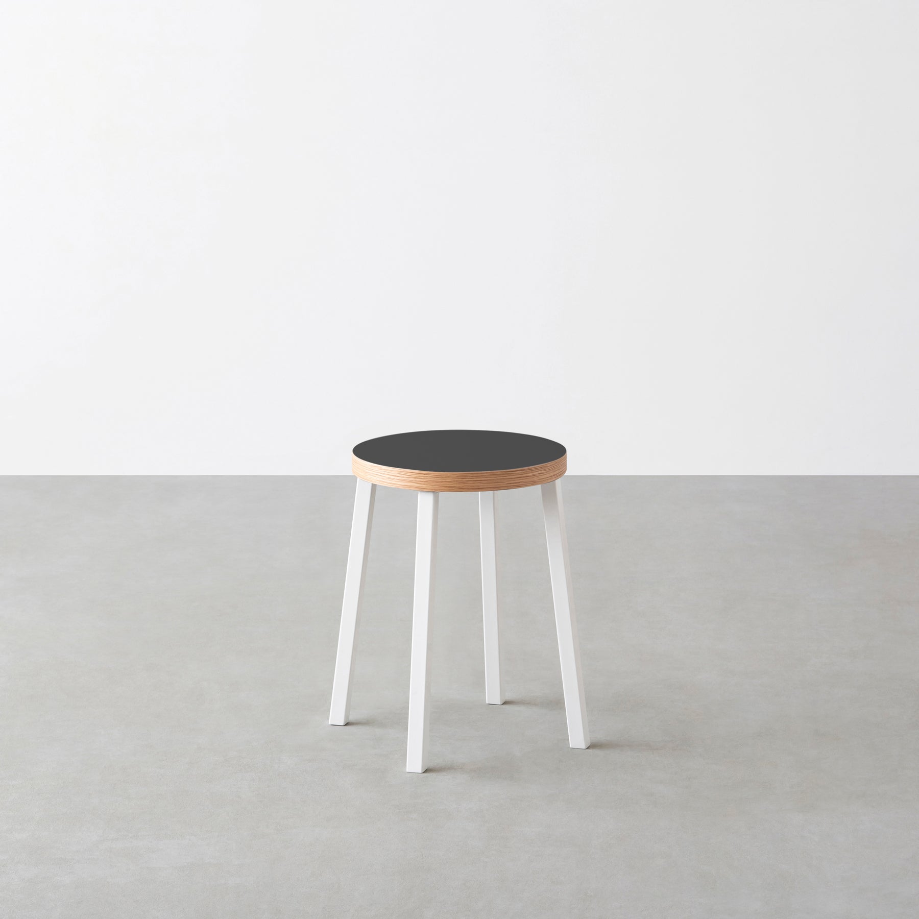 KanademonoのリノリウムCharcoal Round座面とホワイトのSlant Bar脚を合わせたシンプルモダンなスツール