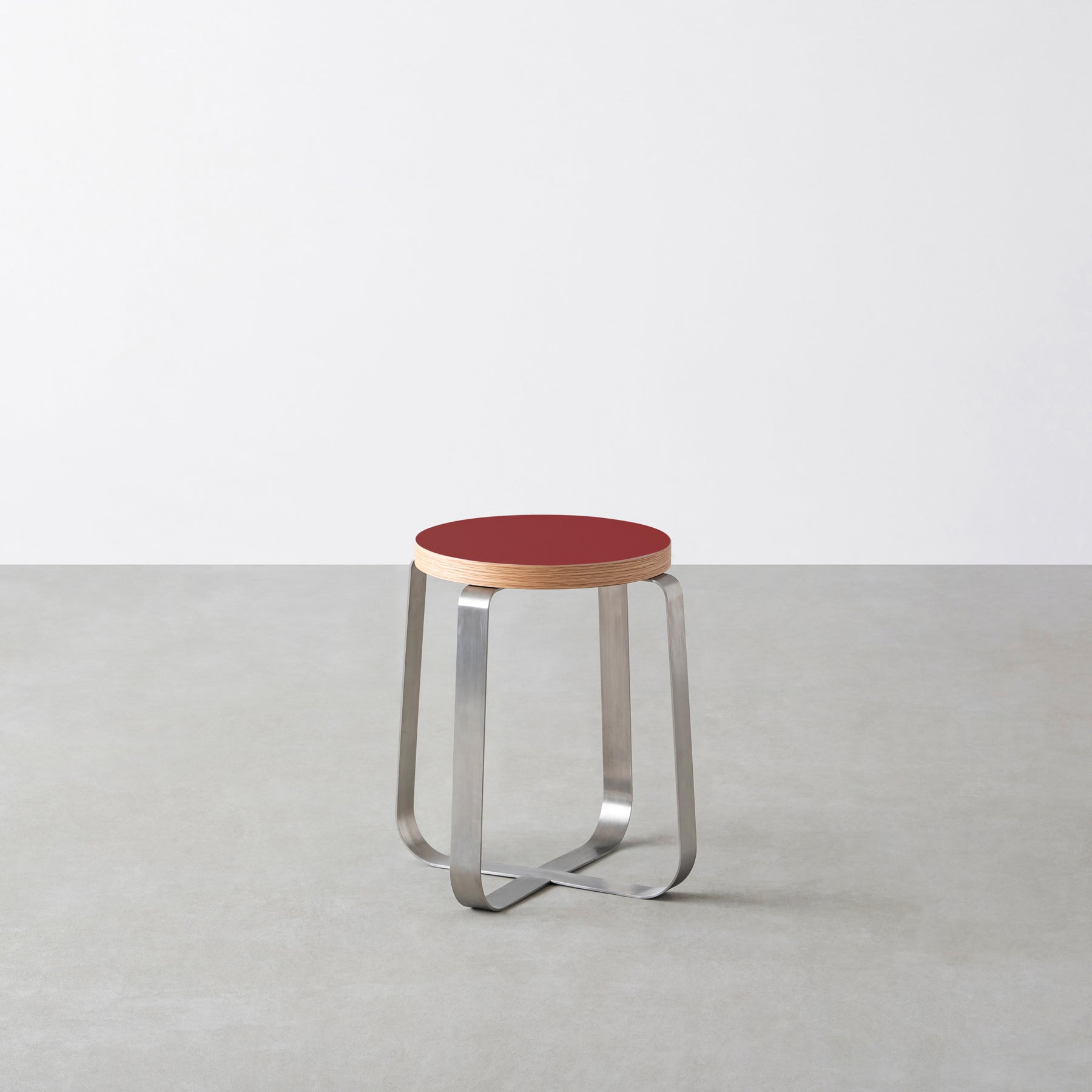 KanademonoのリノリウムSalsa Round座面とステンレスのCross_Plate脚を合わせたシンプルモダンなスツール