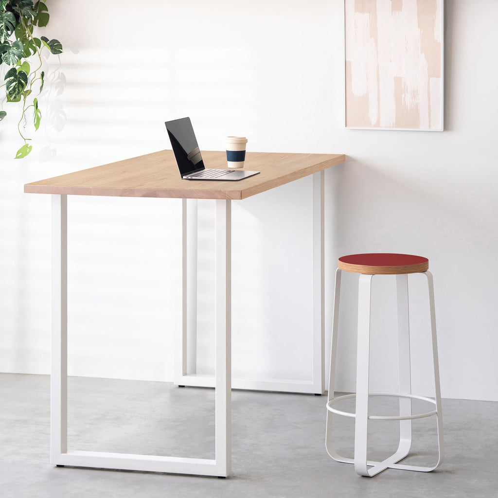 KanademonoのリノリウムSalsa Round座面とホワイトのCross_Plate脚を合わせたシンプルモダンなHighスツールの使用例