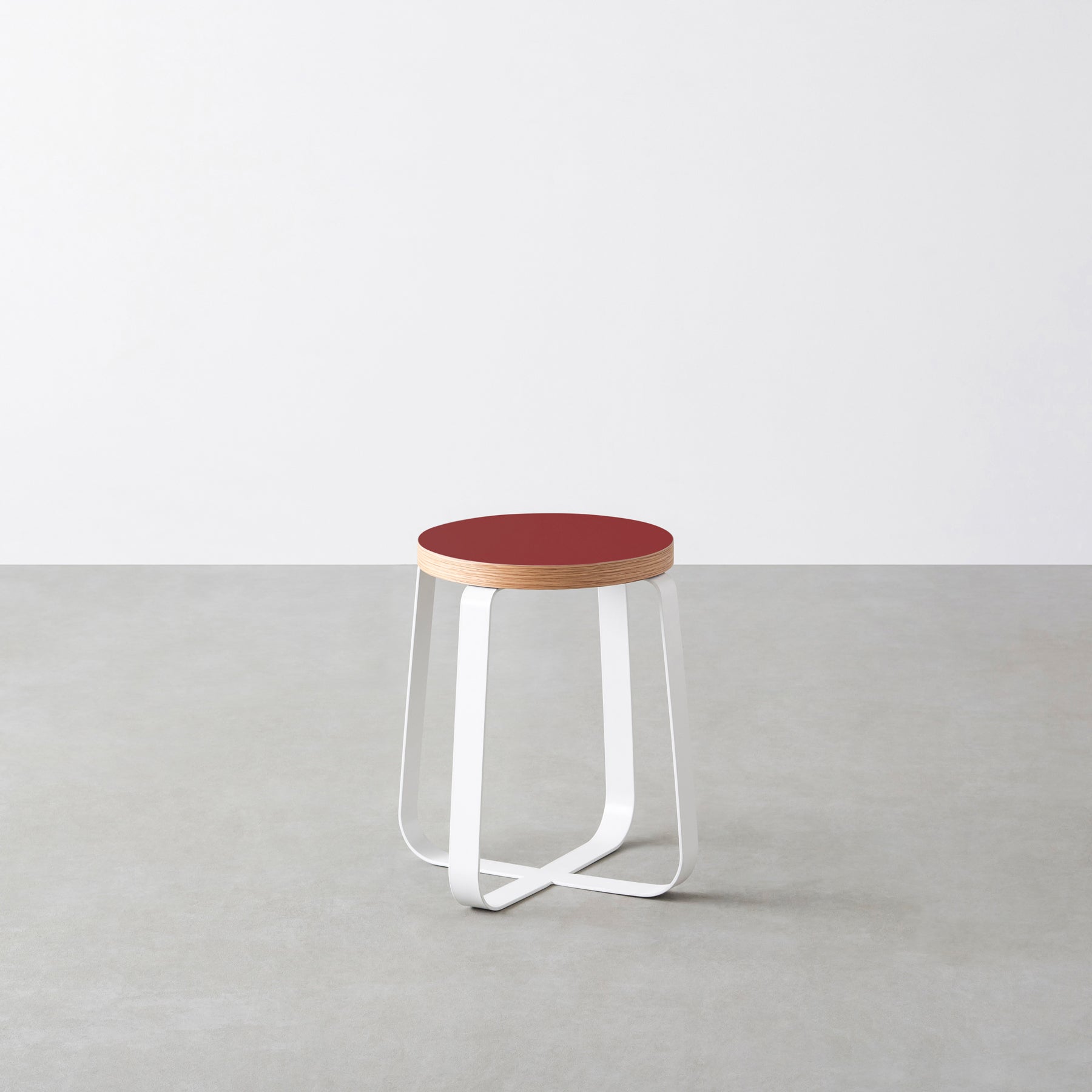 KanademonoのリノリウムSalsa Round座面とホワイトのCross Plate脚を合わせたシンプルモダンなスツール