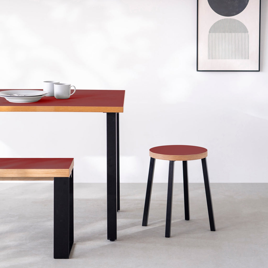 KanademonoのリノリウムSalsa Round座面とブラックのSlant Bar脚を合わせたシンプルモダンなスツール（使用例）