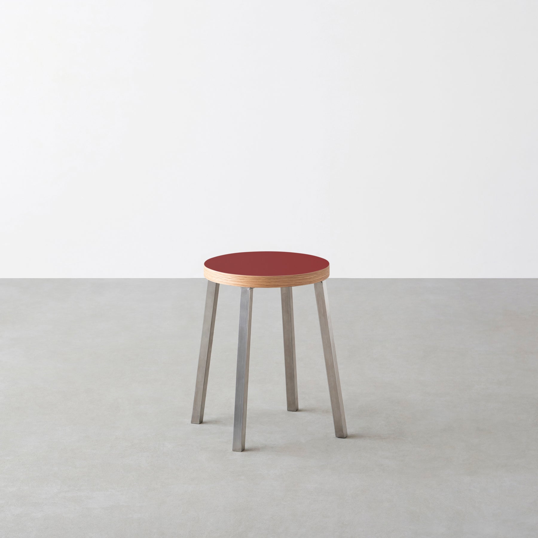 KanademonoのリノリウムSalsa Round座面とステンレスのSlant_Bar脚を合わせたシンプルモダンなスツール