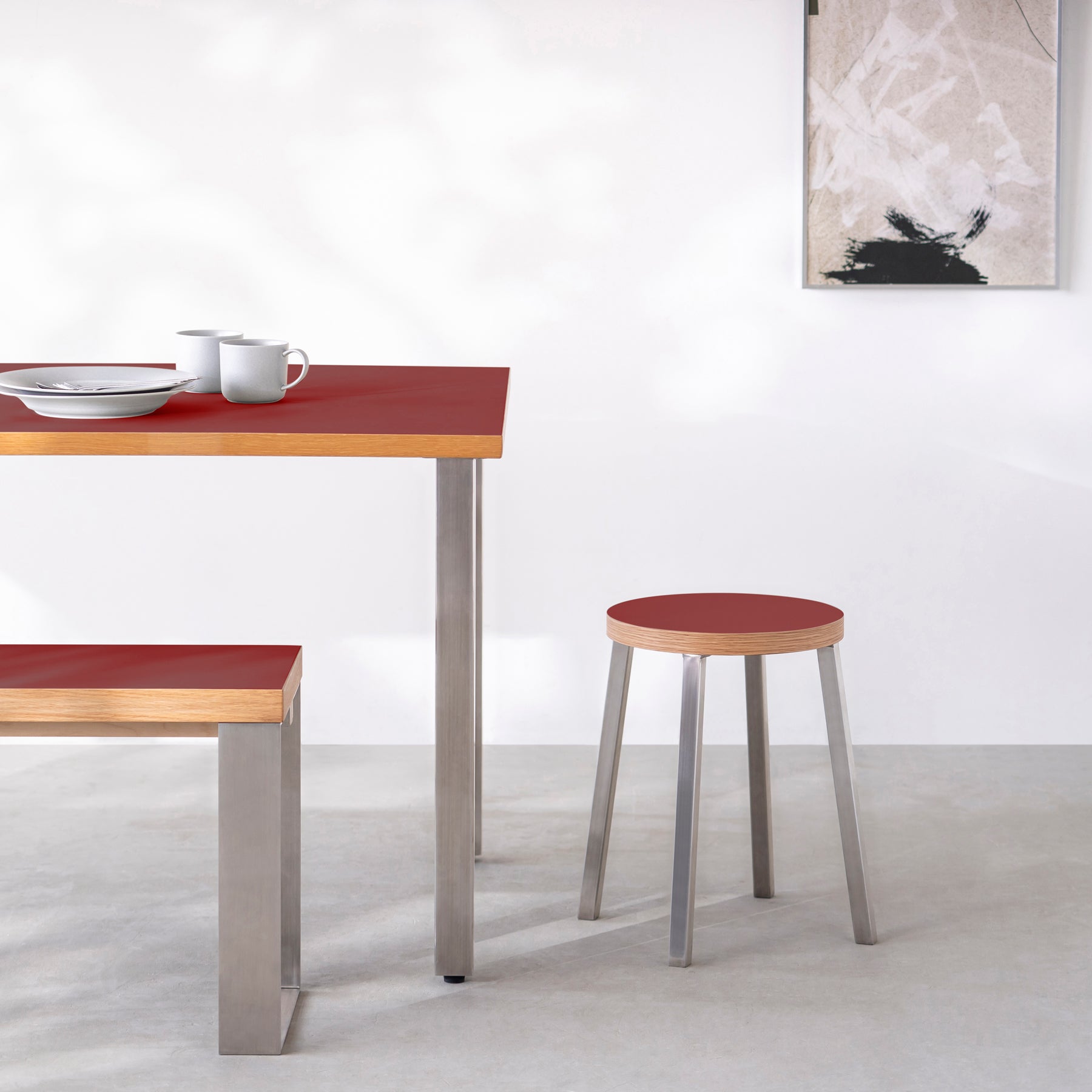 KanademonoのリノリウムSalsa Round座面とステンレスのSlant_Bar脚を合わせたシンプルモダンなスツールの使用例