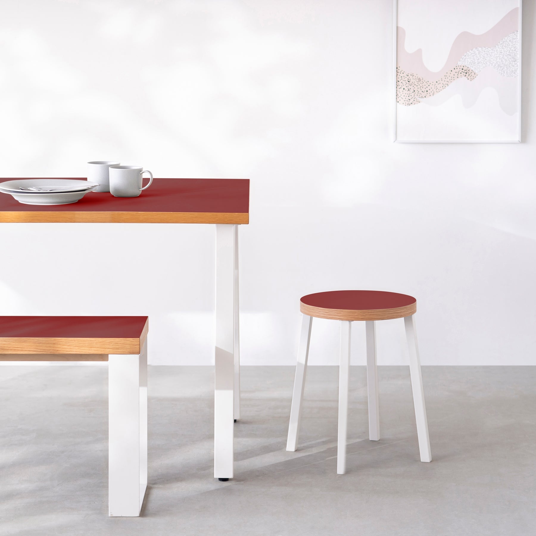 KanademonoのリノリウムSalsa Round座面とホワイトのSlant Bar脚を合わせたシンプルモダンなスツール（使用例）