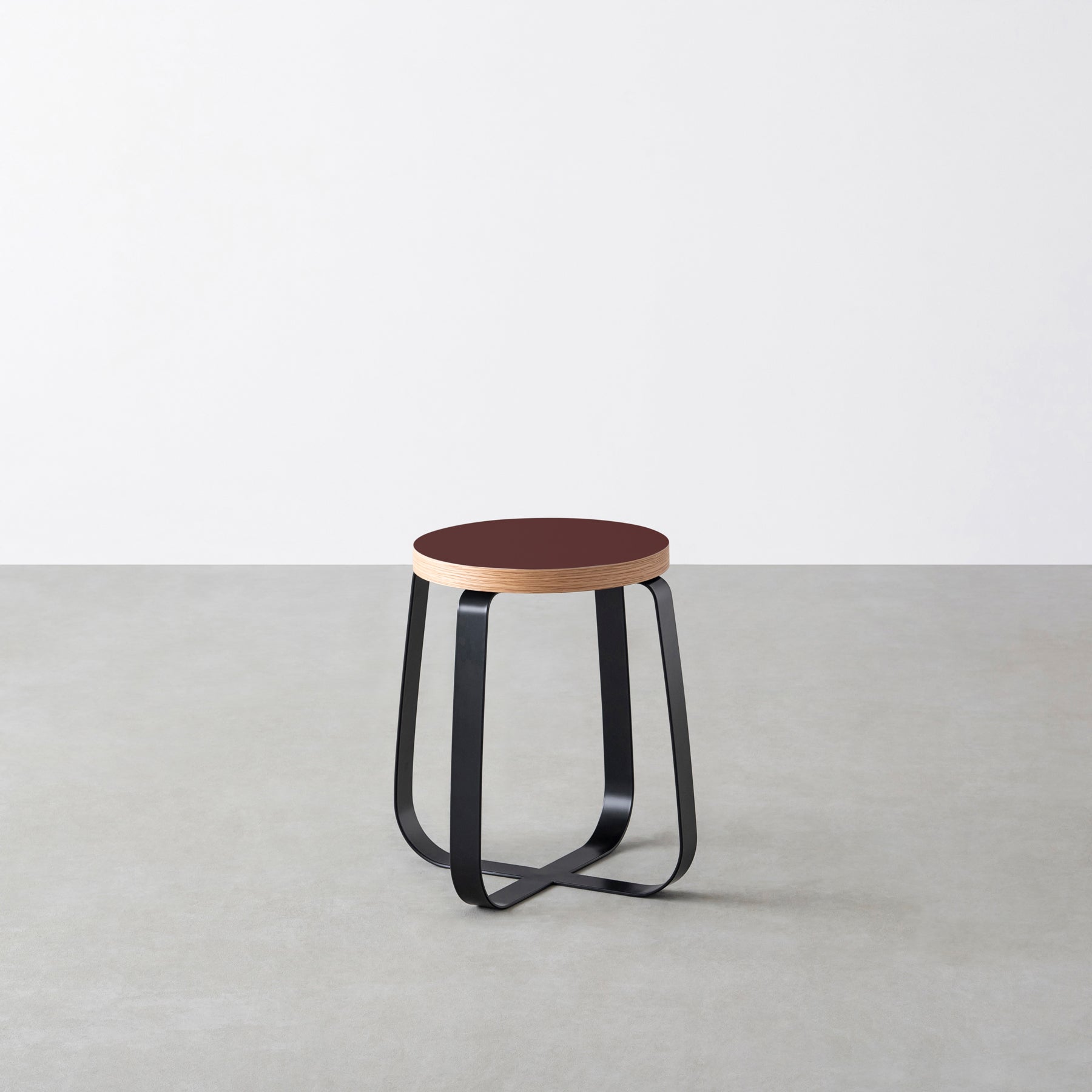 KanademonoのリノリウムBurgundy Round座面とブラックのCross Plate脚を合わせたシンプルモダンなスツール