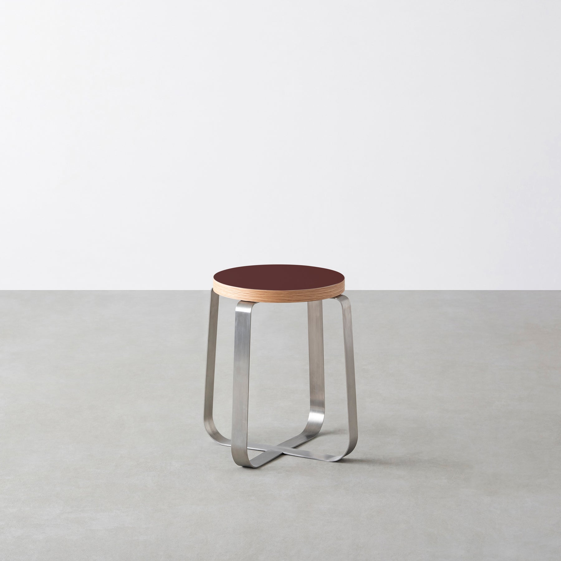 KanademonoのリノリウムBurgundy Round座面とステンレスのCross_Plate脚を合わせたシンプルモダンなスツール