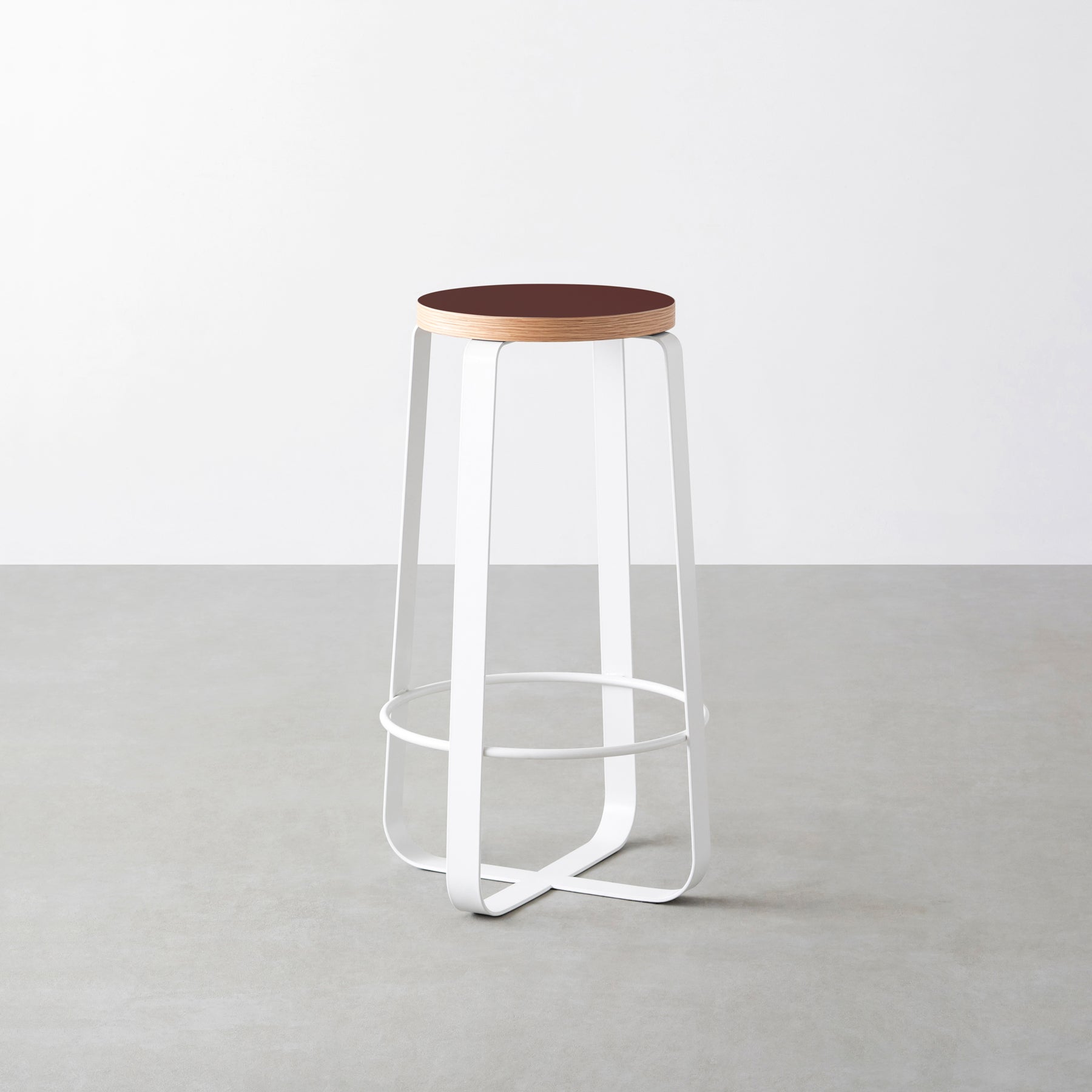 KanademonoのリノリウムBurgundy Round座面とホワイトのCross_Plate脚を合わせたシンプルモダンなHighスツール