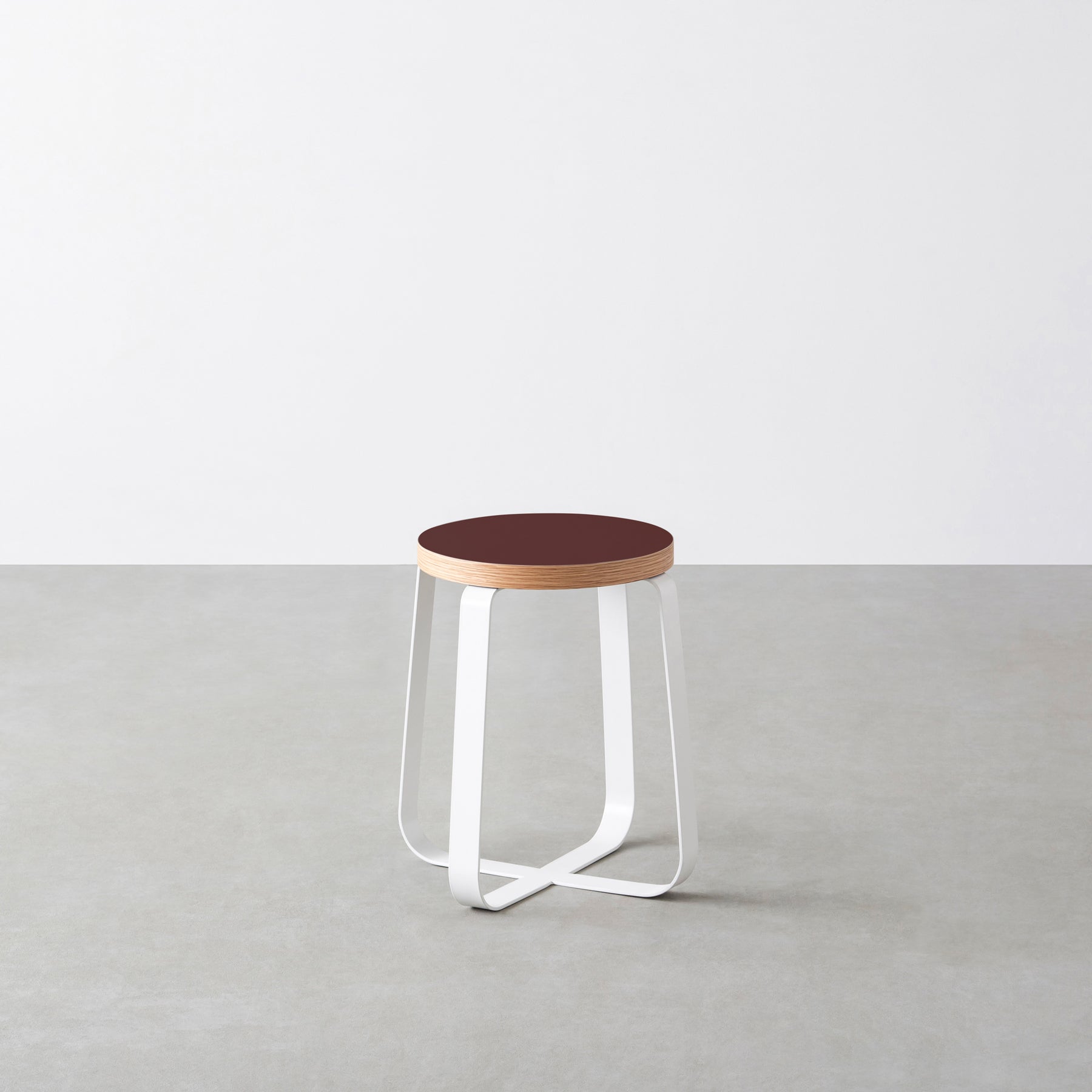 KanademonoのリノリウムBurgundy Round座面とホワイトのCross Plate脚を合わせたシンプルモダンなスツール