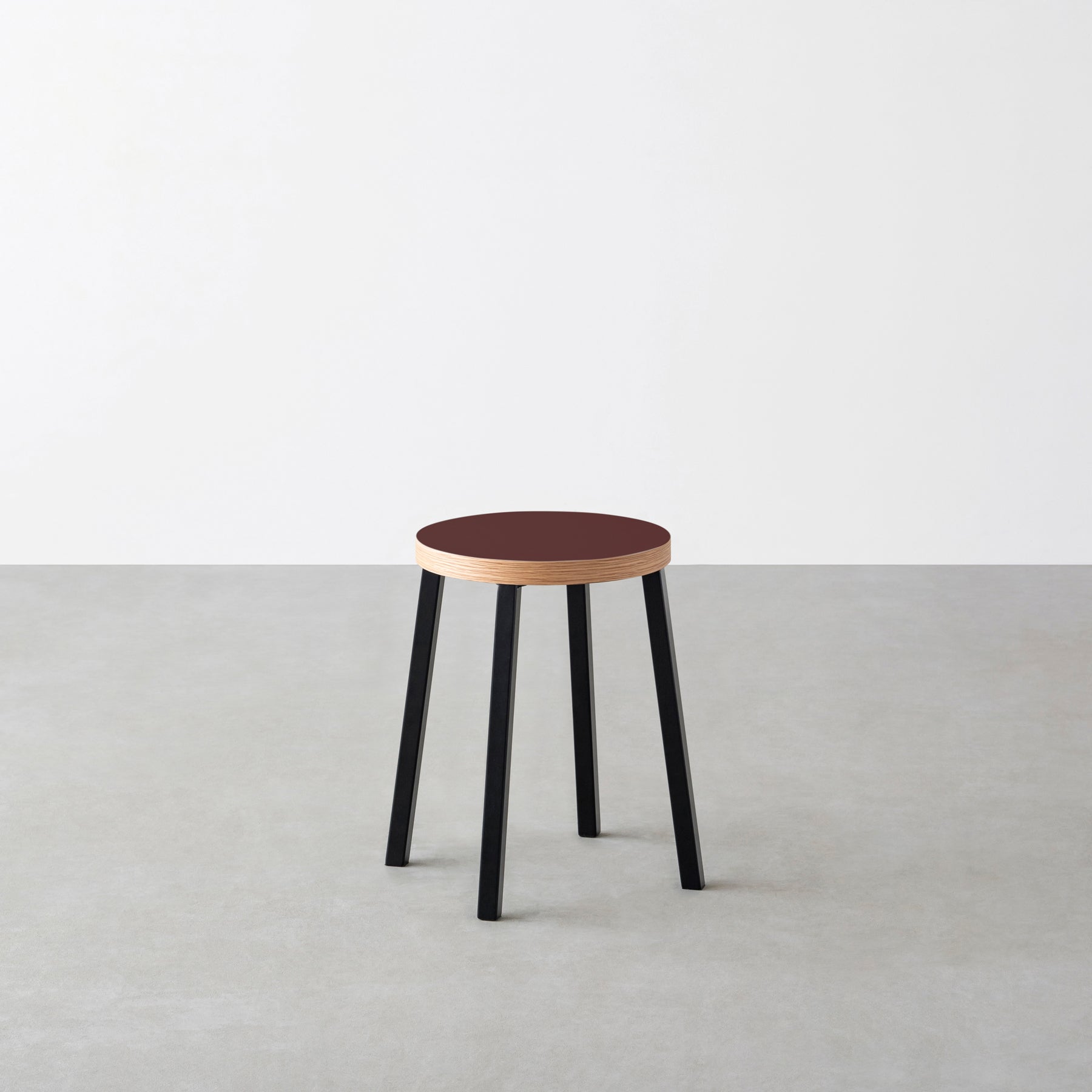 KanademonoのリノリウムBurgundy Round座面とブラックのSlant Bar脚を合わせたシンプルモダンなスツール