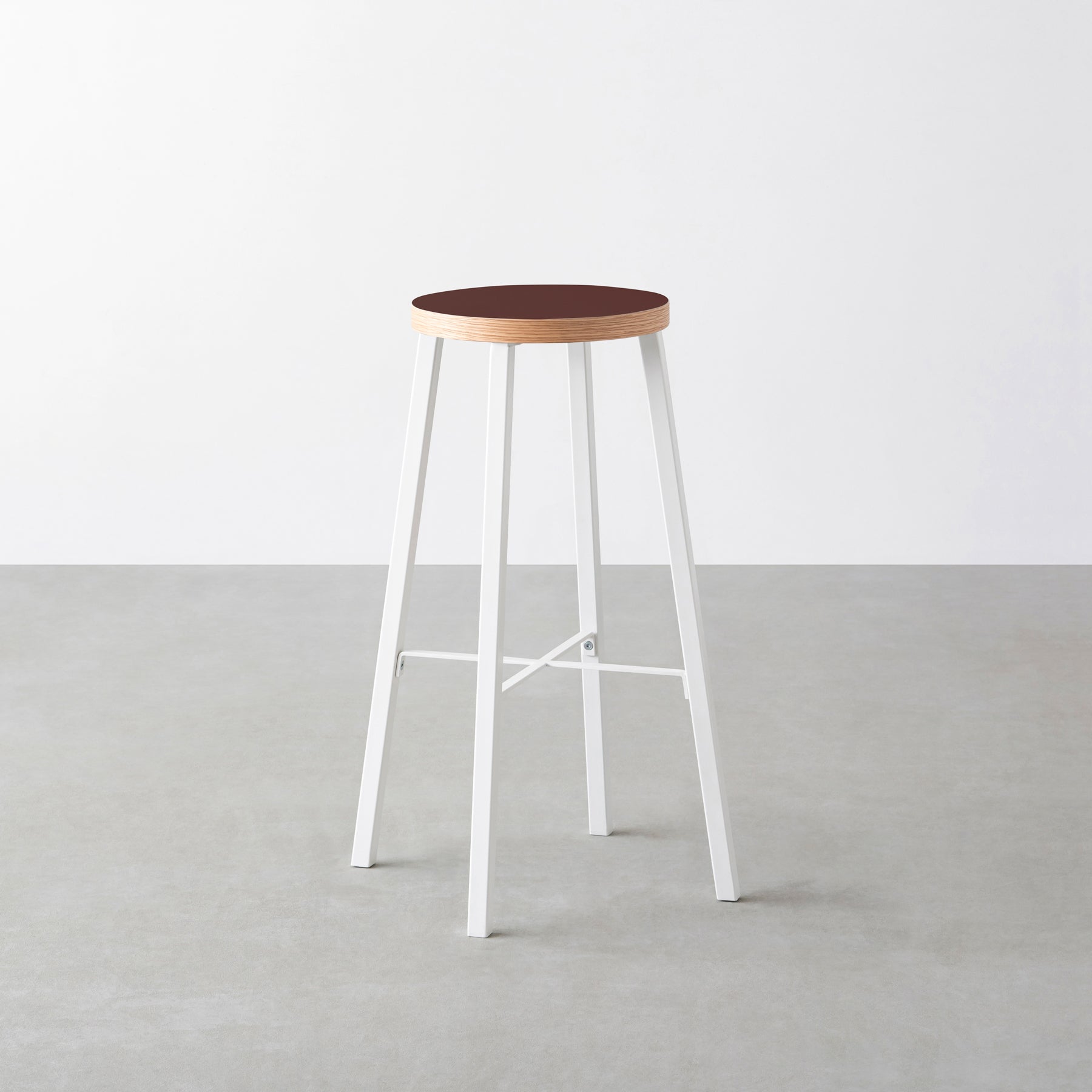 KanademonoのリノリウムBurgundy Round座面とホワイトのSlant_Bar脚を合わせたシンプルモダンなHighスツール