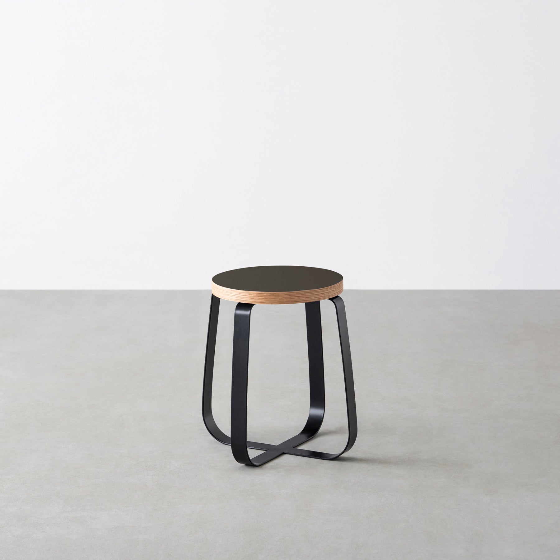 KanademonoのリノリウムIron Round座面とブラックのCross Plate脚を合わせたシンプルモダンなスツール