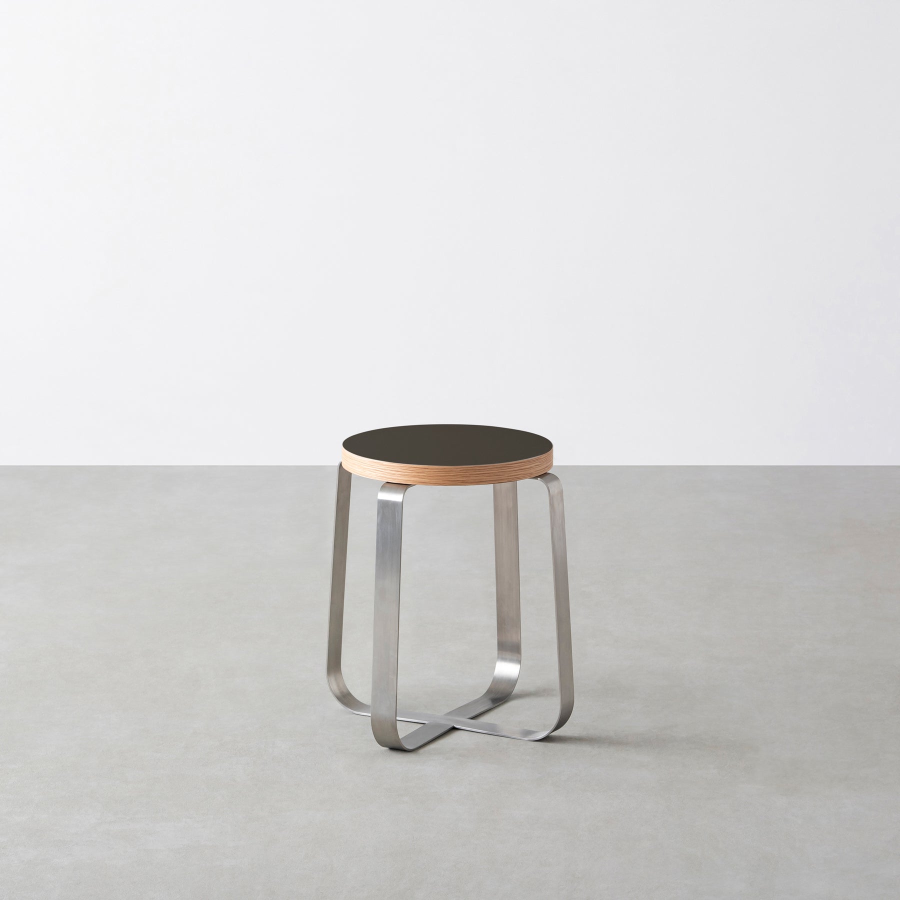 KanademonoのリノリウムIron Round座面とステンレスのCross Plate脚を合わせたシンプルモダンなスツール