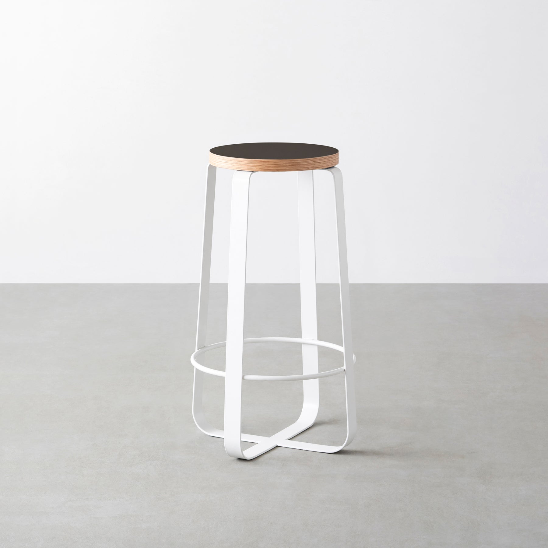 KanademonoのリノリウムIron Round座面とホワイトのCross_Plate脚を合わせたシンプルモダンなHighスツール