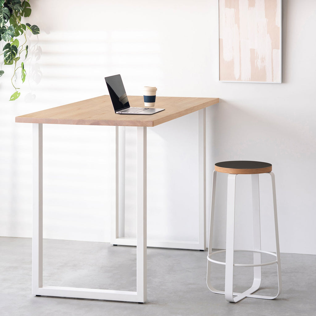 KanademonoのリノリウムIron Round座面とホワイトのCross_Plate脚を合わせたシンプルモダンなHighスツール（使用例）