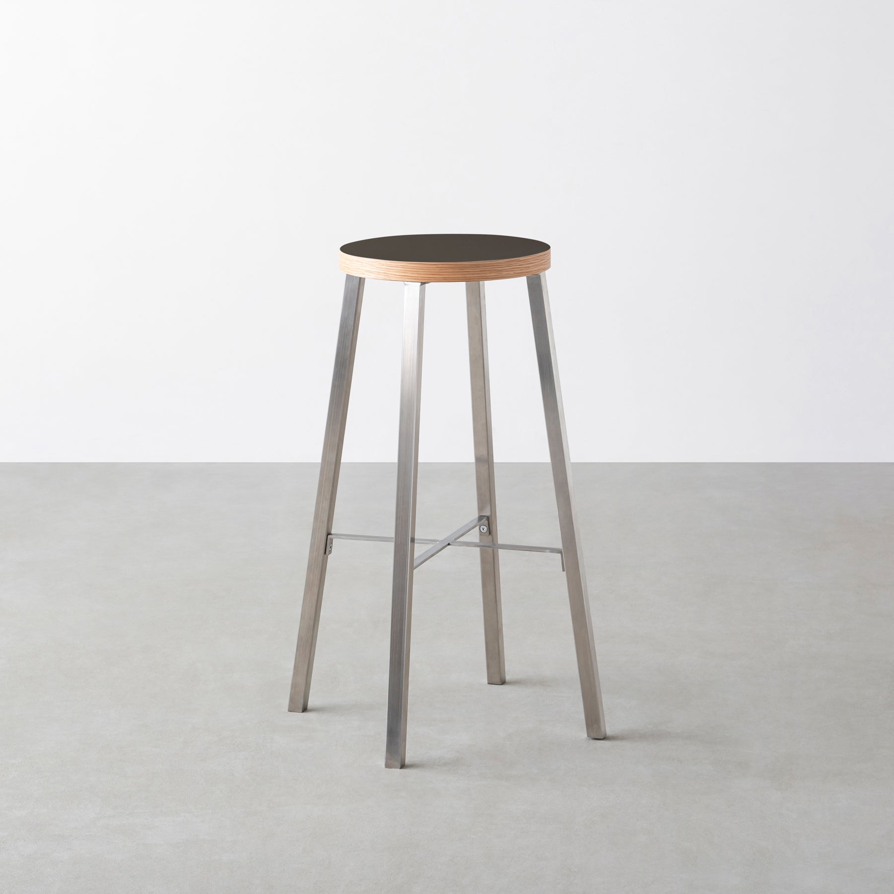 KanademonoのリノリウムIron Round座面とステンレスのSlant_Bar脚を合わせたシンプルモダンなHighスツール