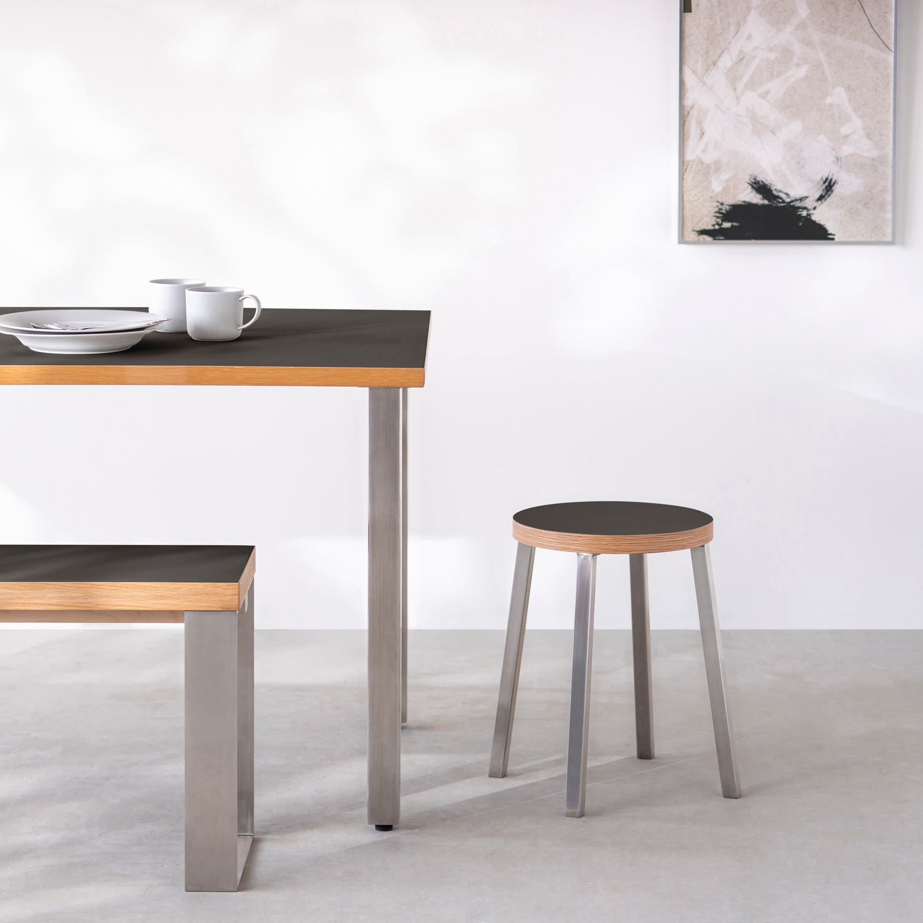 KanademonoのリノリウムIron Round座面とステンレスのSlant Bar脚を合わせたシンプルモダンなスツール（使用例）