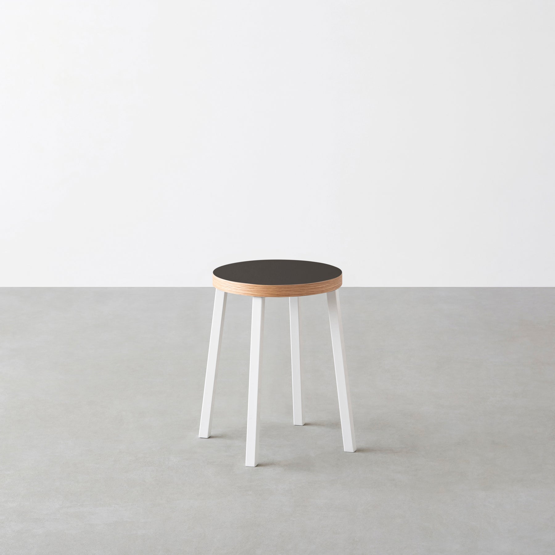 KanademonoのリノリウムIron Round座面とホワイトのSlant Bar脚を合わせたシンプルモダンなスツール