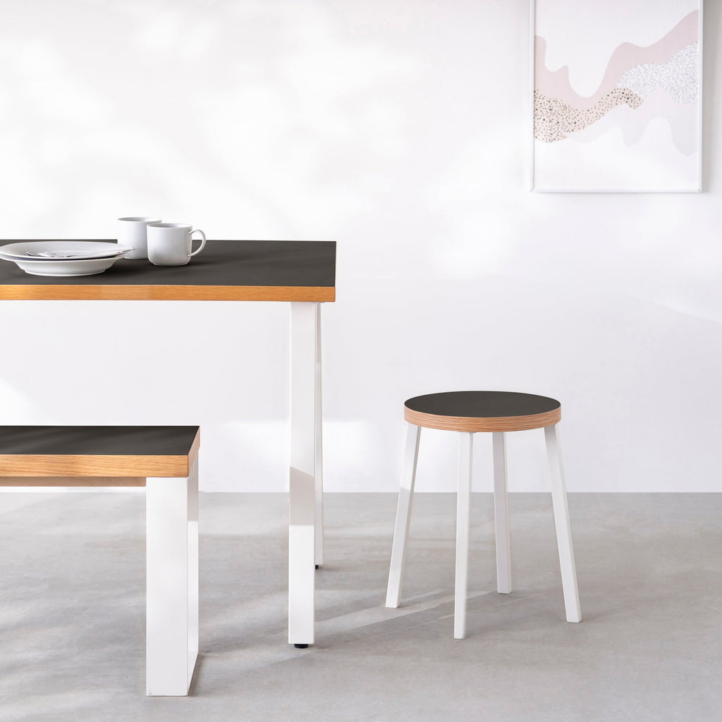 KanademonoのリノリウムIron Round座面とホワイトのSlant Bar脚を合わせたシンプルモダンなスツール（使用例）