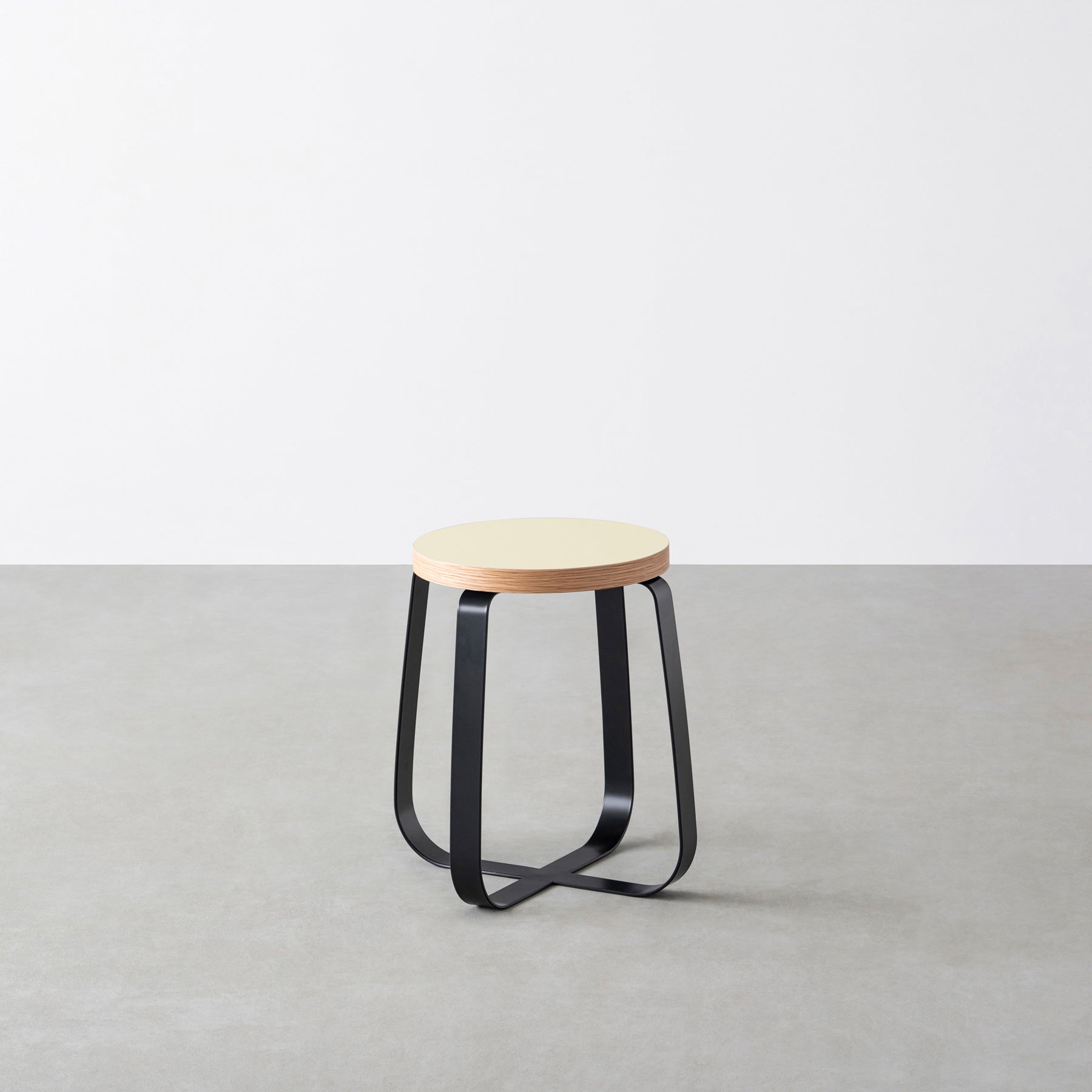 KanademonoのリノリウムPearl Round座面とブラックのCross Plate脚を合わせたシンプルモダンなスツール