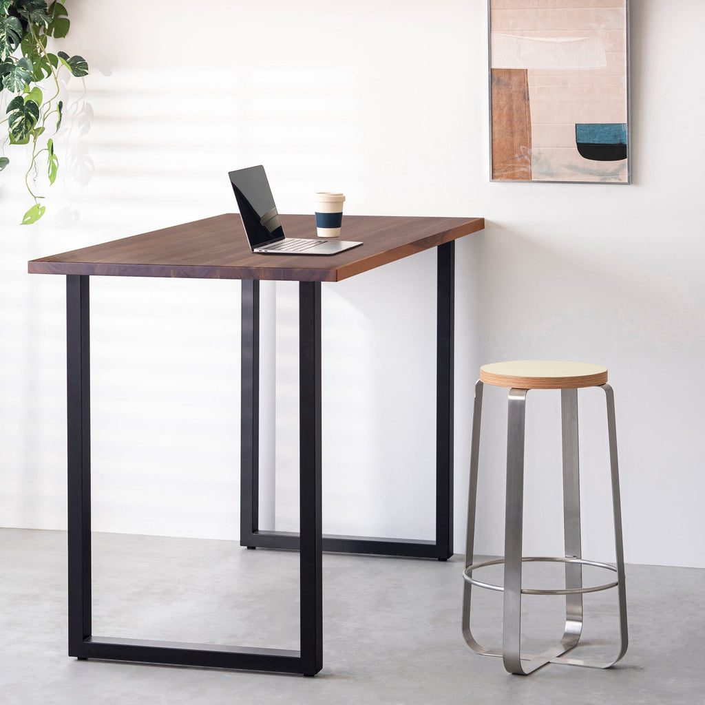 KanademonoのリノリウムPearl Round座面とステンレスのCross_Plate脚を合わせたシンプルモダンなHighスツール（使用例）