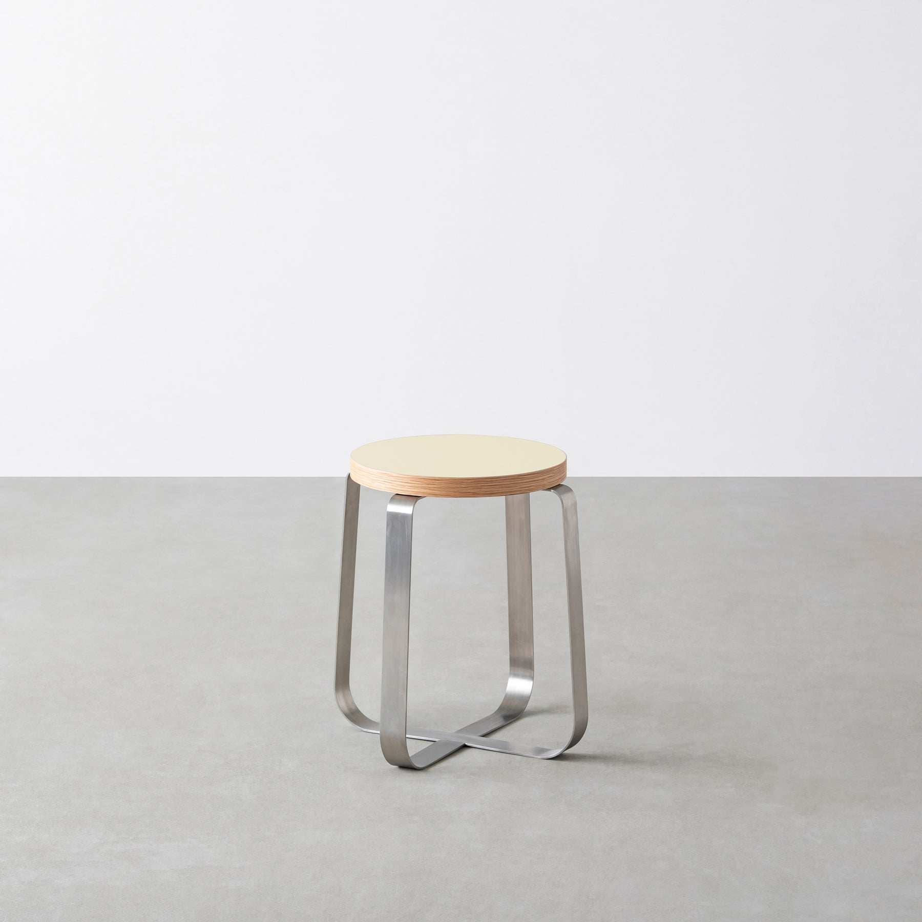 KanademonoのリノリウムPearl Round座面とステンレスのCross Plate脚を合わせたシンプルモダンなスツール