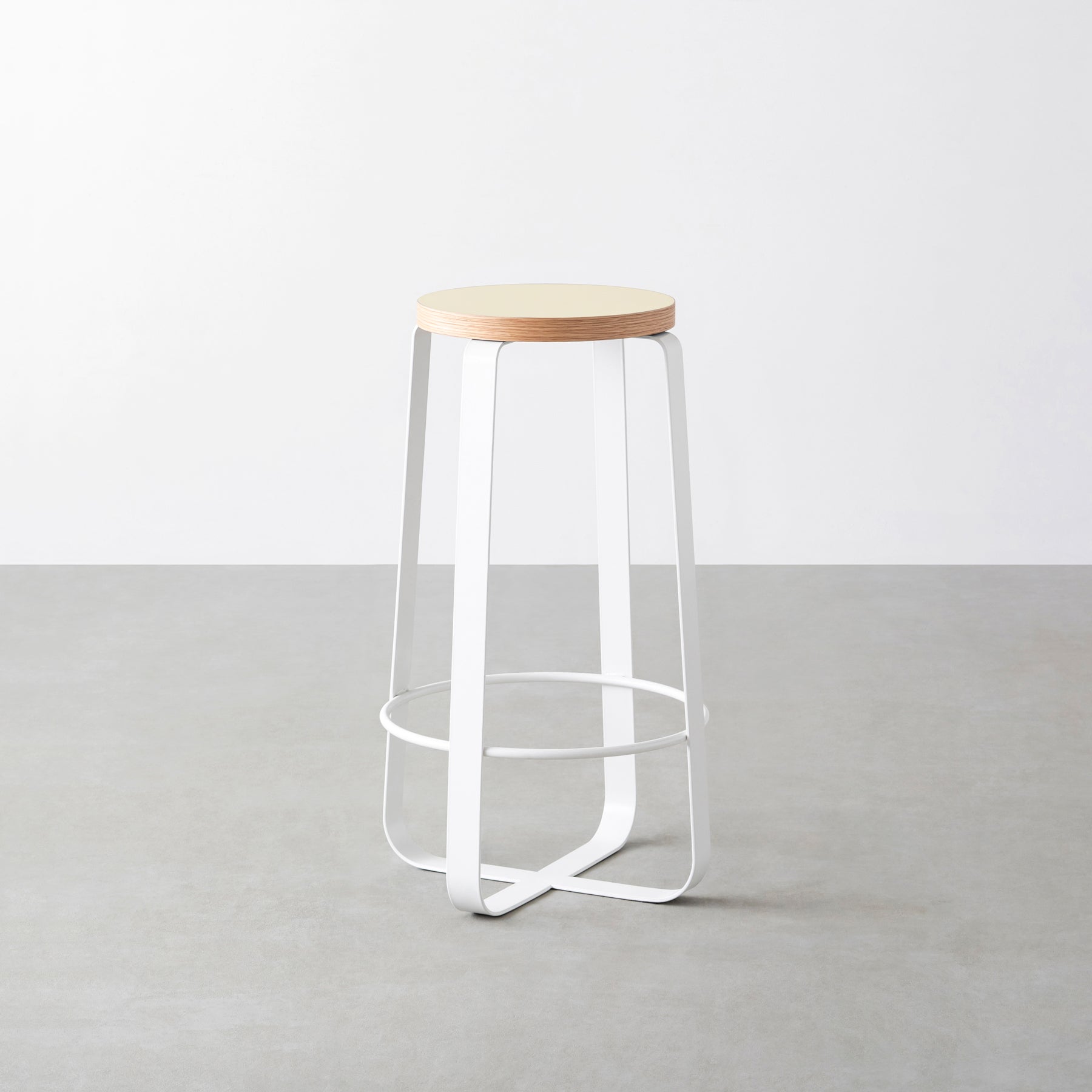 KanademonoのリノリウムPearl Round座面とホワイトのCross_Plate脚を合わせたシンプルモダンなHighスツール
