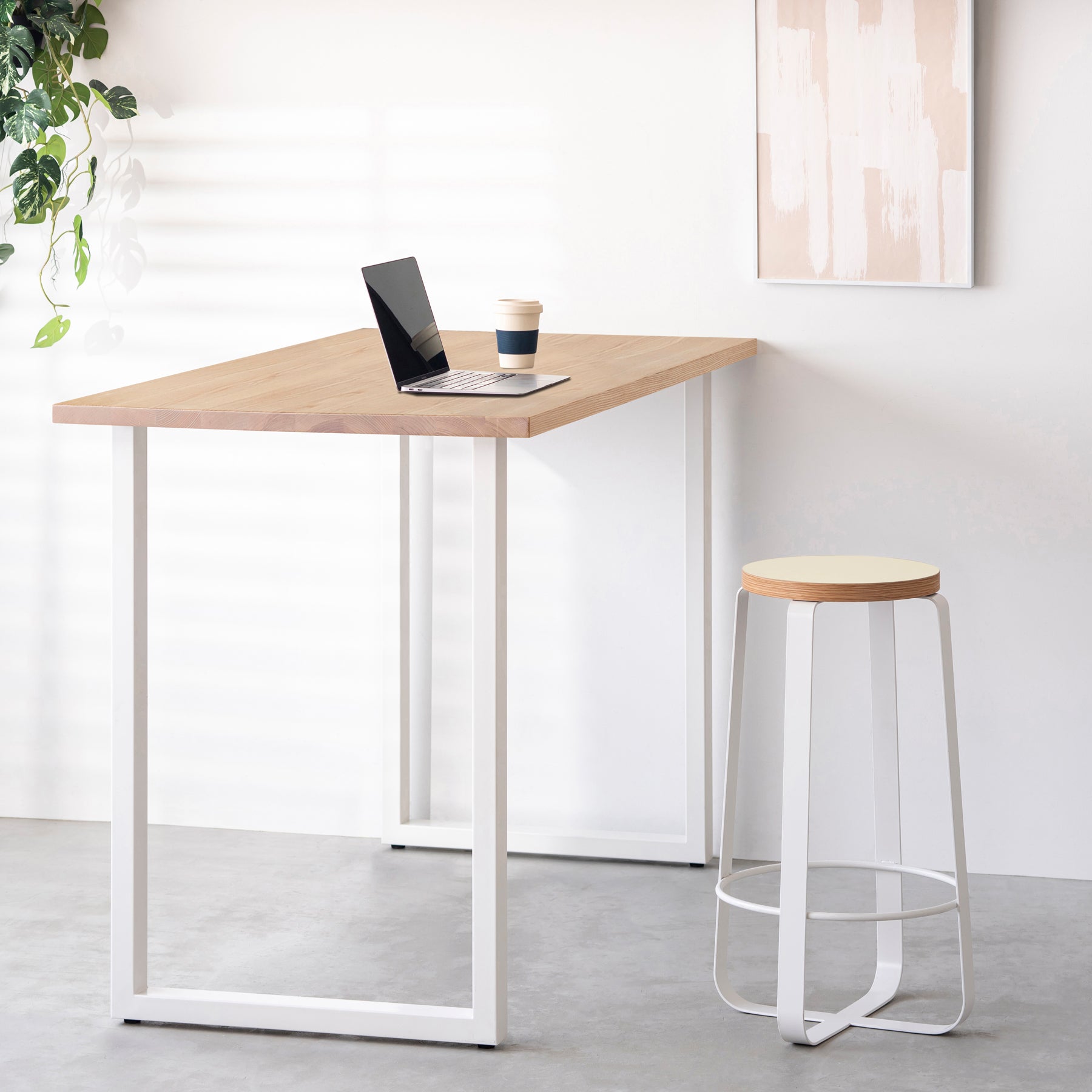 KanademonoのリノリウムPearl Round座面とホワイトのCross_Plate脚を合わせたシンプルモダンなHighスツール（使用例）