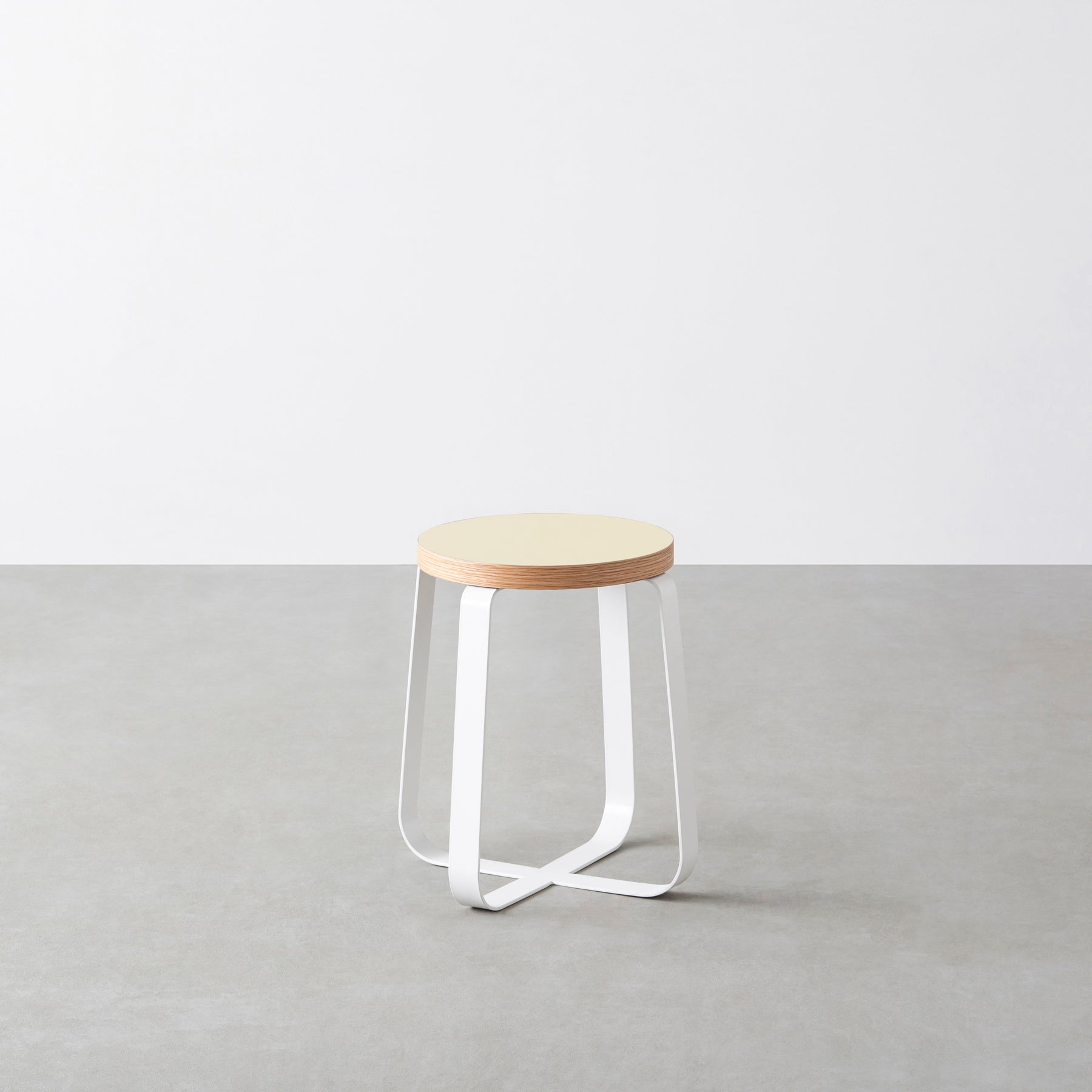 KanademonoのリノリウムPearl Round座面とホワイトのCross Plate脚を合わせたシンプルモダンなスツール