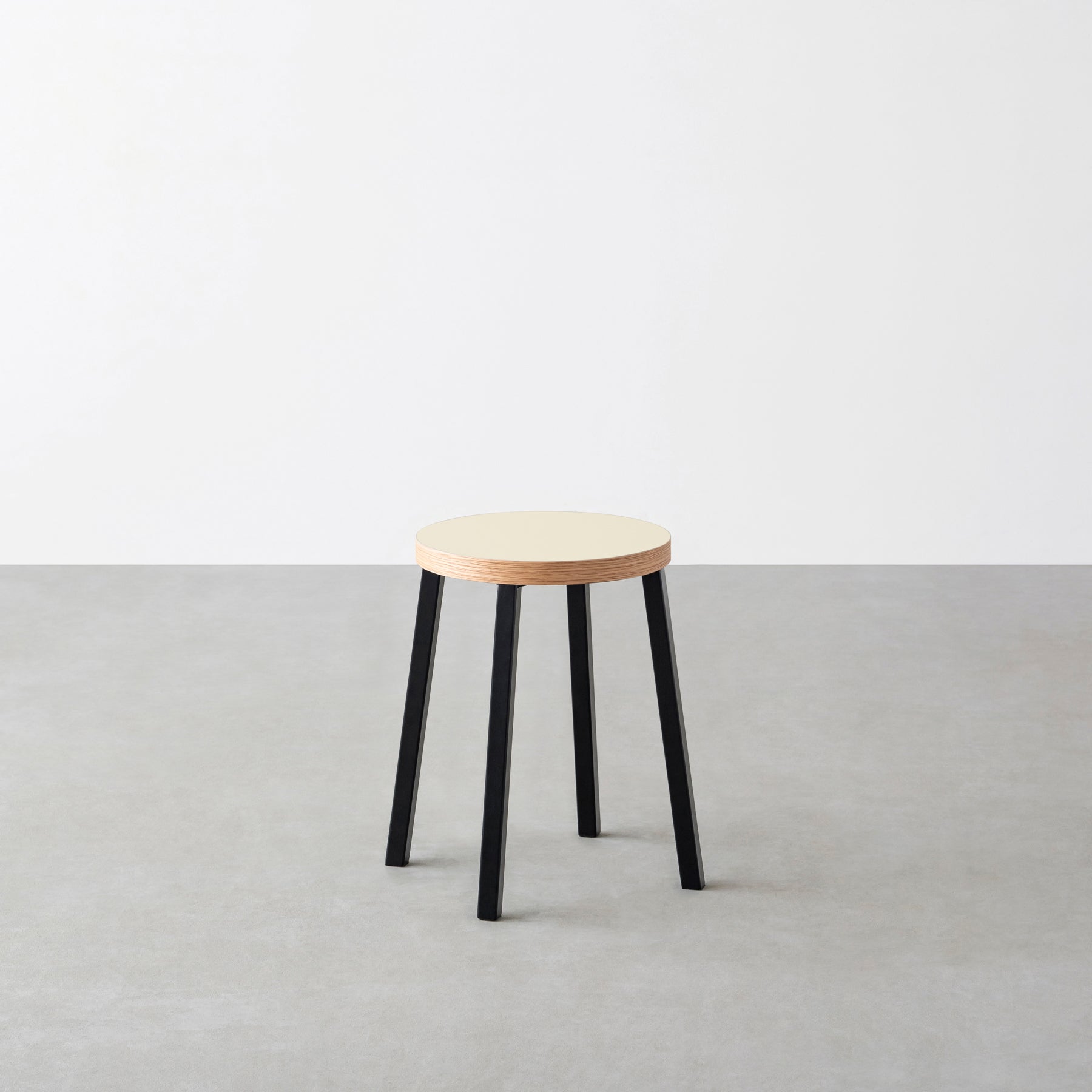 KanademonoのリノリウムPearl Round座面とブラックのSlant Bar脚を合わせたシンプルモダンなスツール