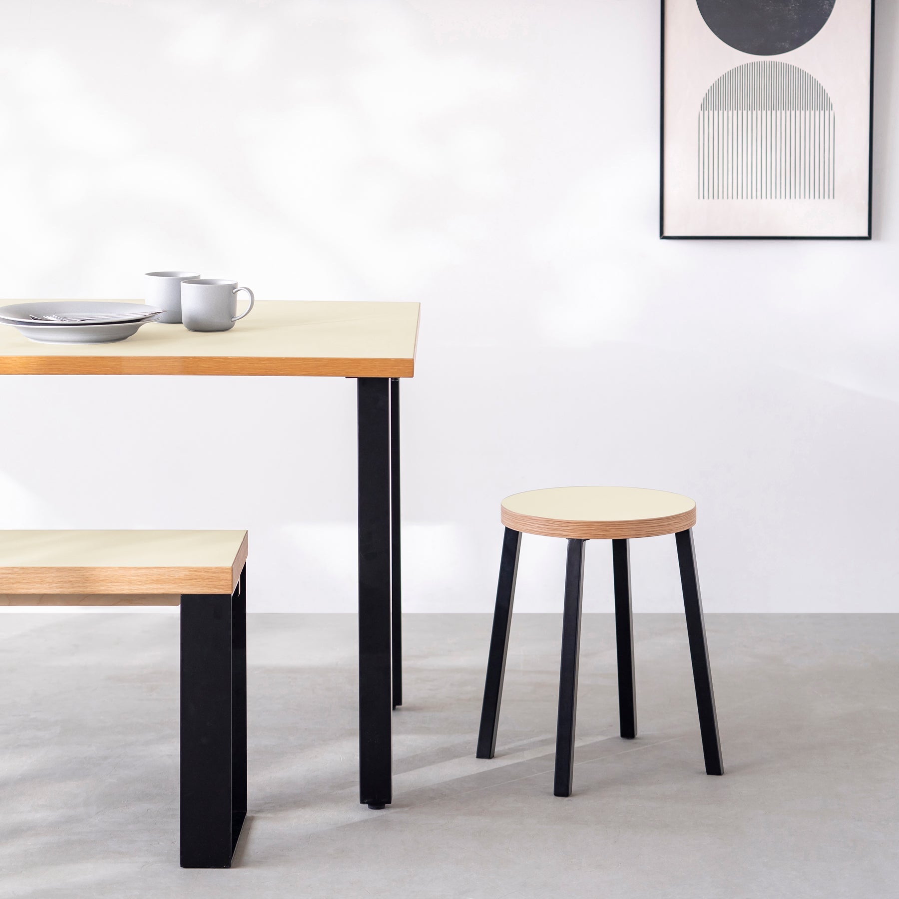 KanademonoのリノリウムPearl Round座面とブラックのSlant Bar脚を合わせたシンプルモダンなスツール（使用例）