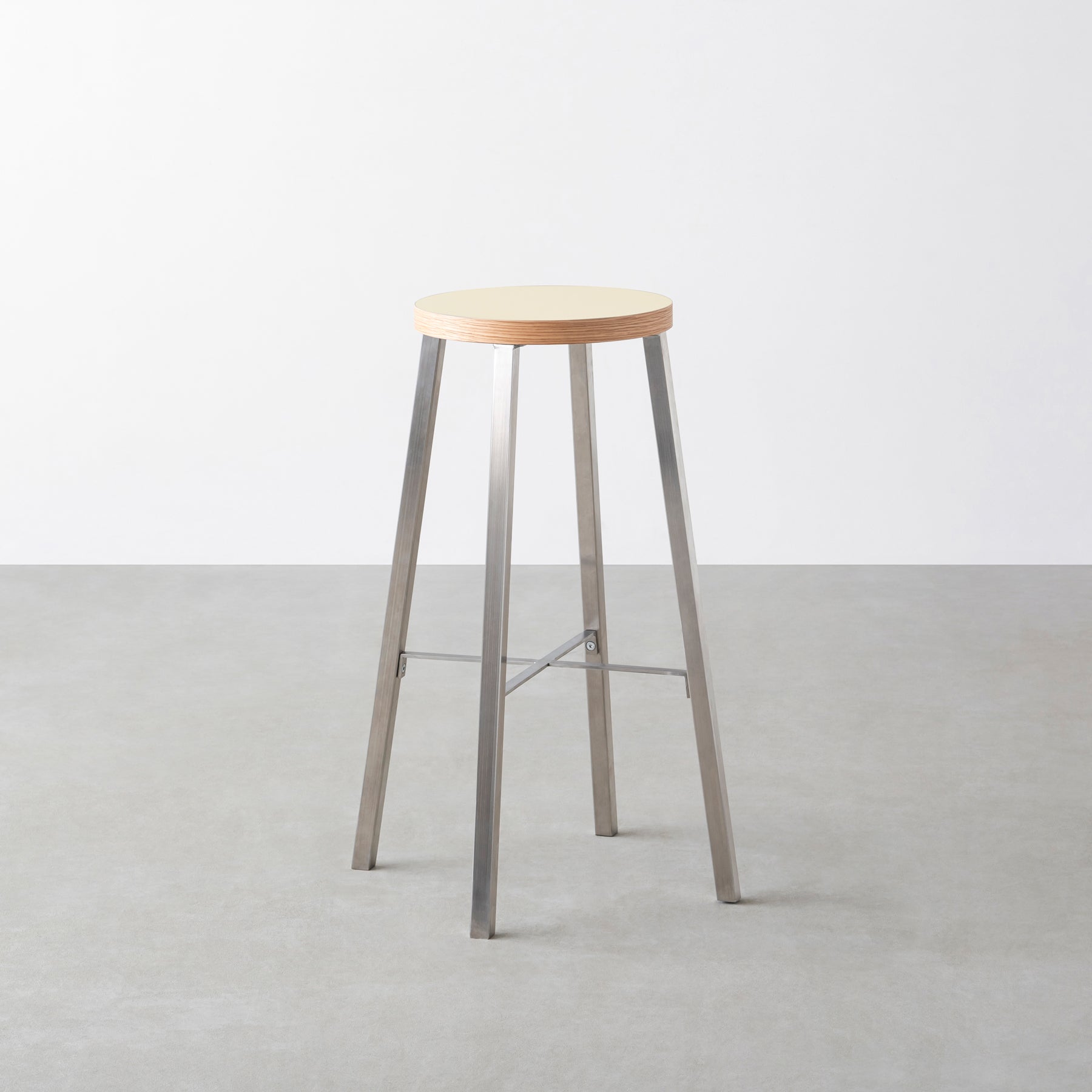 KanademonoのリノリウムPearl Round座面とステンレスのSlant_Bar脚を合わせたシンプルモダンなHighスツール
