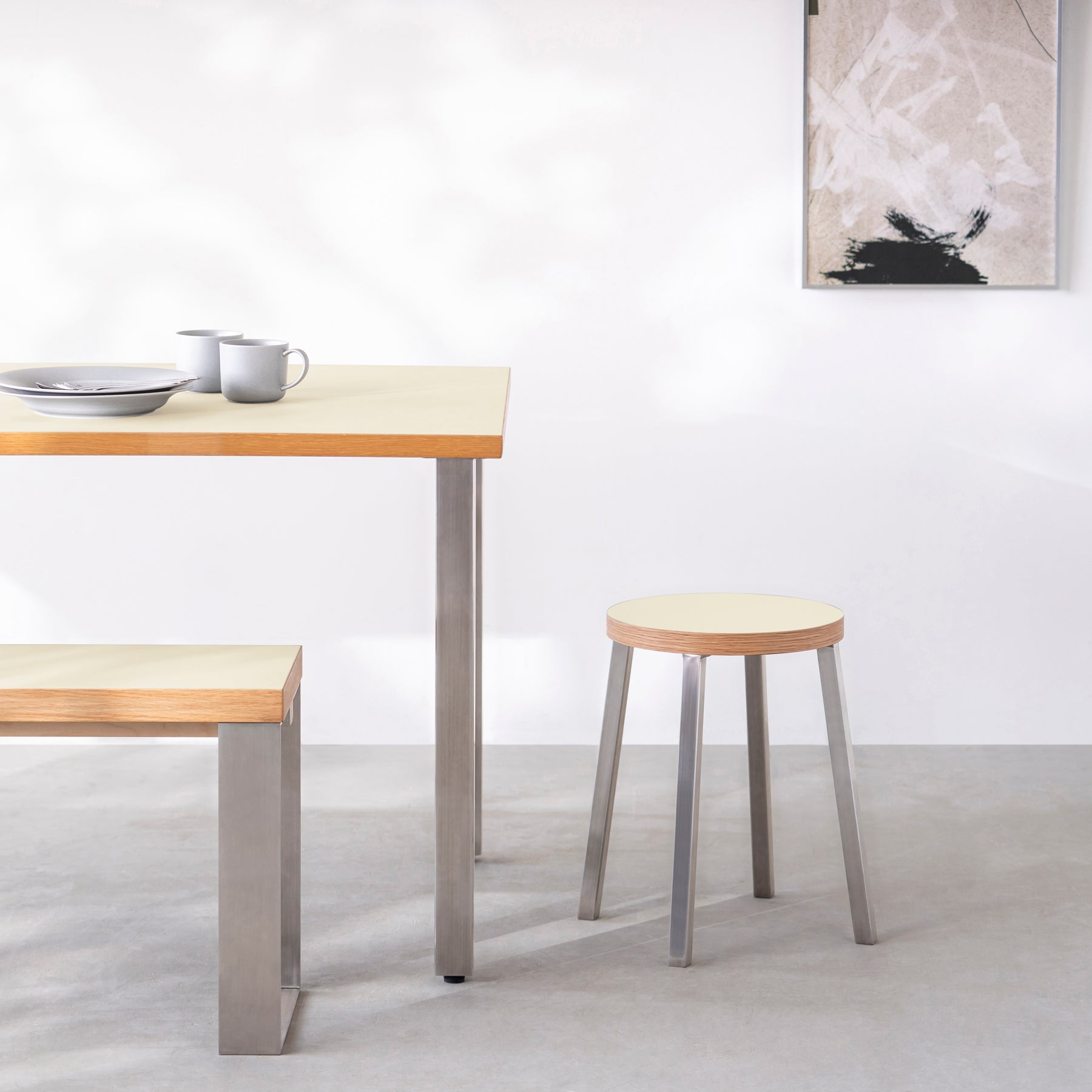 KanademonoのリノリウムPearl Round座面とステンレスのSlant Bar脚を合わせたシンプルモダンなスツール（使用例）