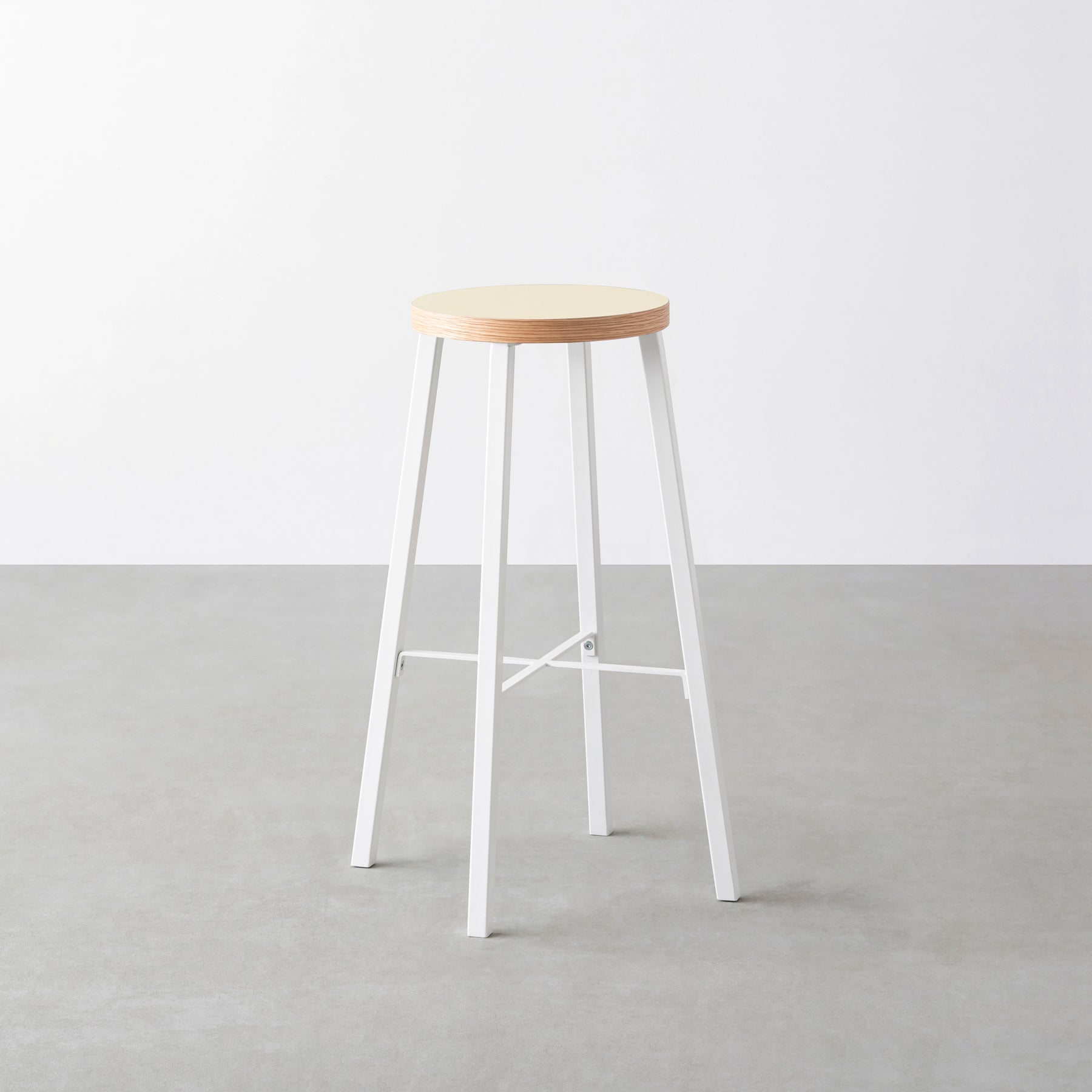 KanademonoのリノリウムPearl Round座面とホワイトのSlant_Bar脚を合わせたシンプルモダンなHighスツール