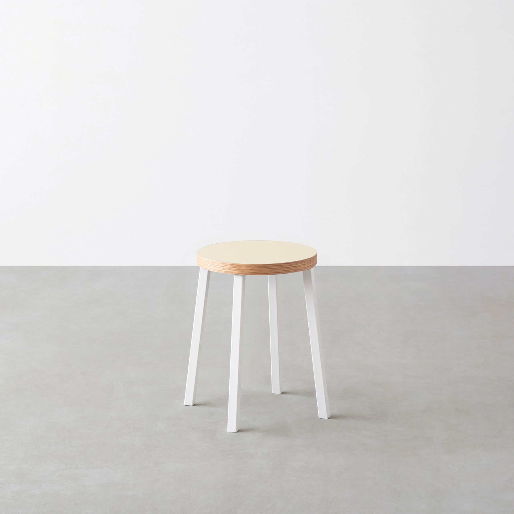 KanademonoのリノリウムPearl Round座面とホワイトのSlant Bar脚を合わせたシンプルモダンなスツール