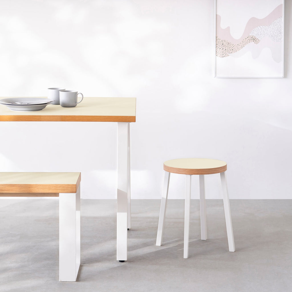 KanademonoのリノリウムPearl Round座面とホワイトのSlant Bar脚を合わせたシンプルモダンなスツール（使用例）