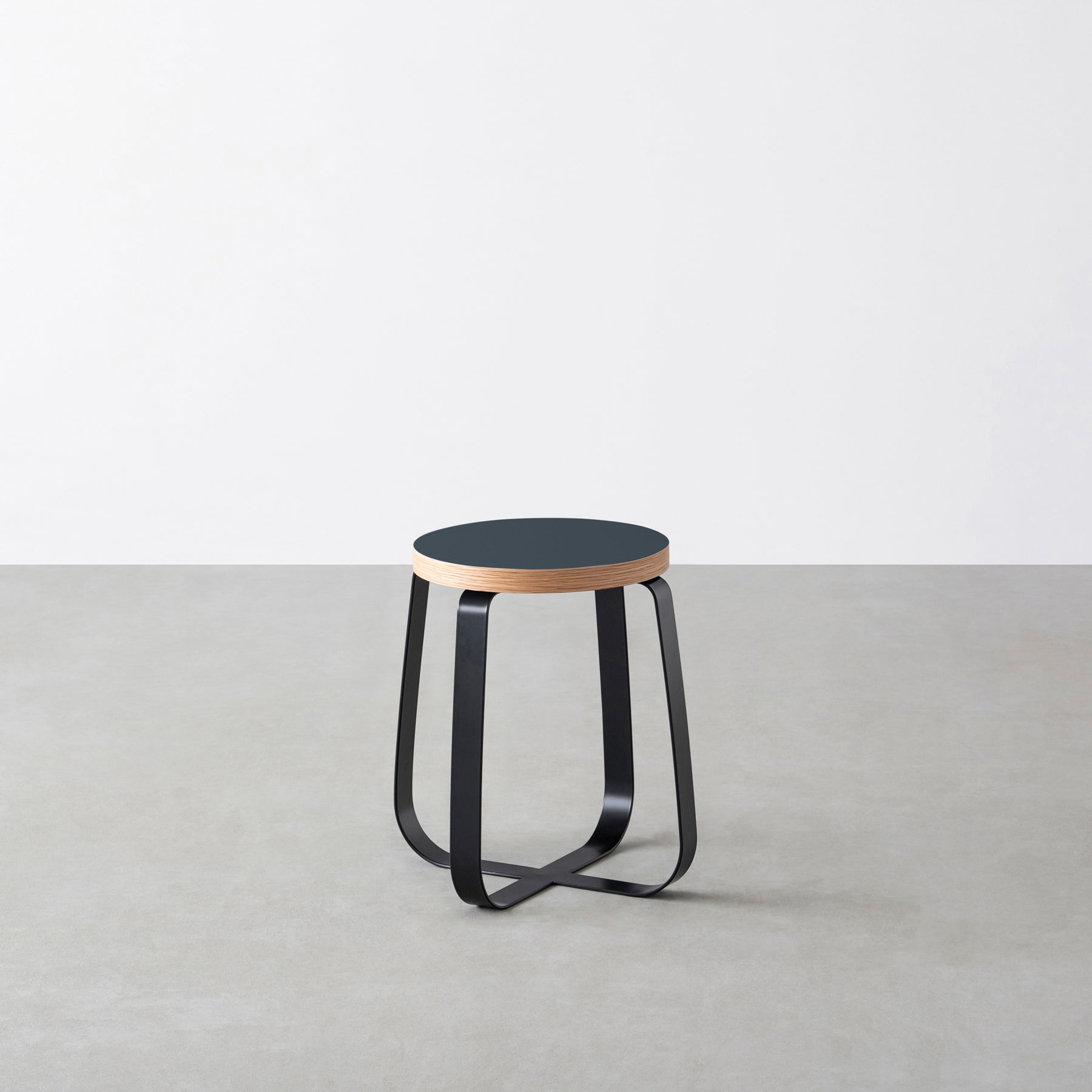 KanademonoのリノリウムSmokey_blue　　Round座面とブラックのCross Plate脚を合わせたシンプルモダンなスツール