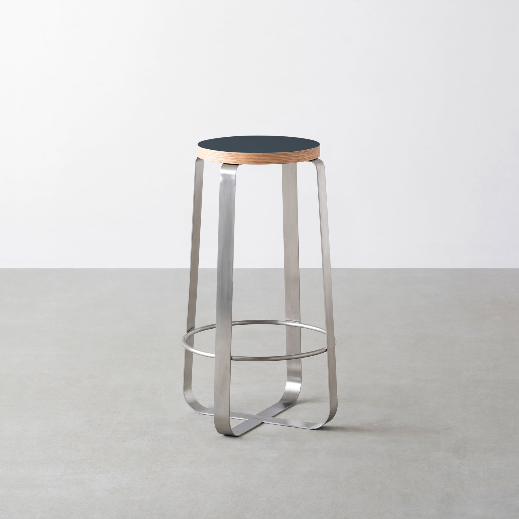 KanademonoのリノリウムSmokey_blue Round座面とステンレスのCross_Plate脚を合わせたシンプルモダンなHighスツール