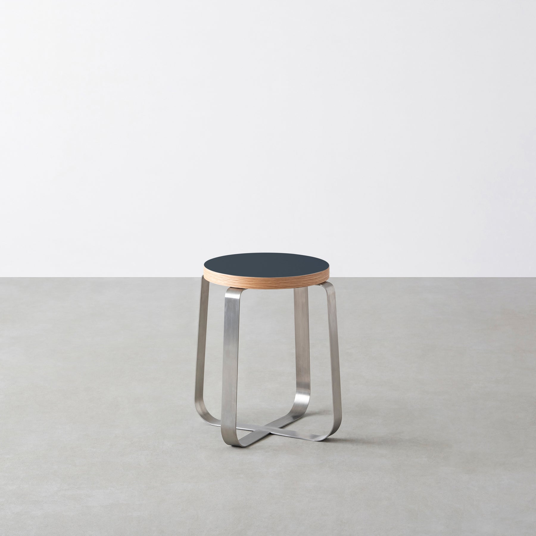 KanademonoのリノリウムSmokey_blue Round座面とステンレスのCross_Plate脚を合わせたシンプルモダンなスツール
